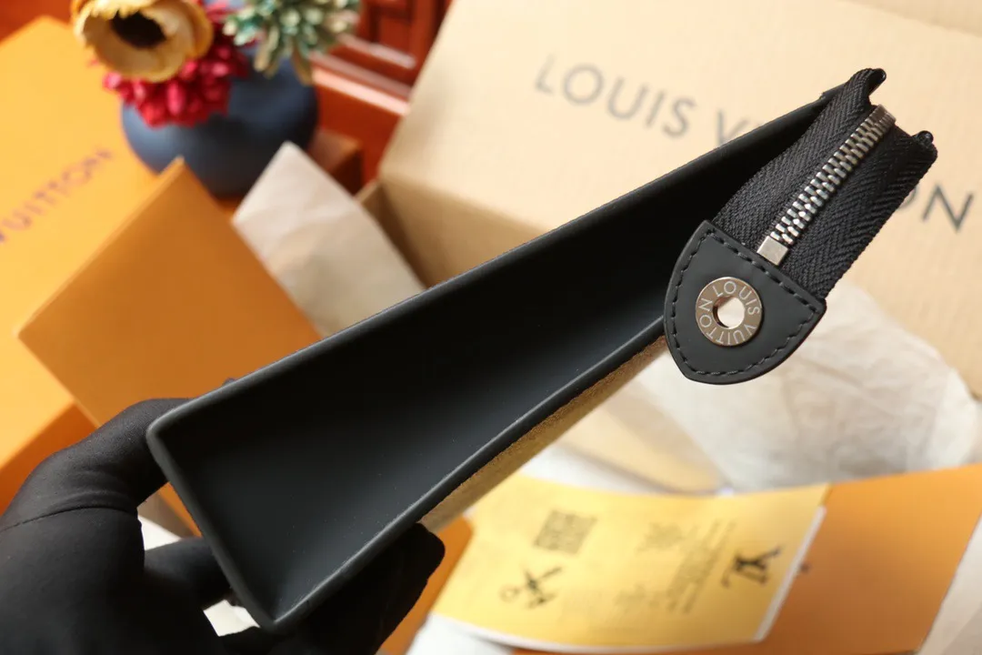 💰400 (Steel Chain) Top Original M61692 Presbyopia Pochette Voyage Handbag Cut from the new iconic black and gray Monogram Eclipse canvas, this tough style new Pochette Voyage medium handbag can easily store personal essentials. 27x 21x 5cm (length x height x width)