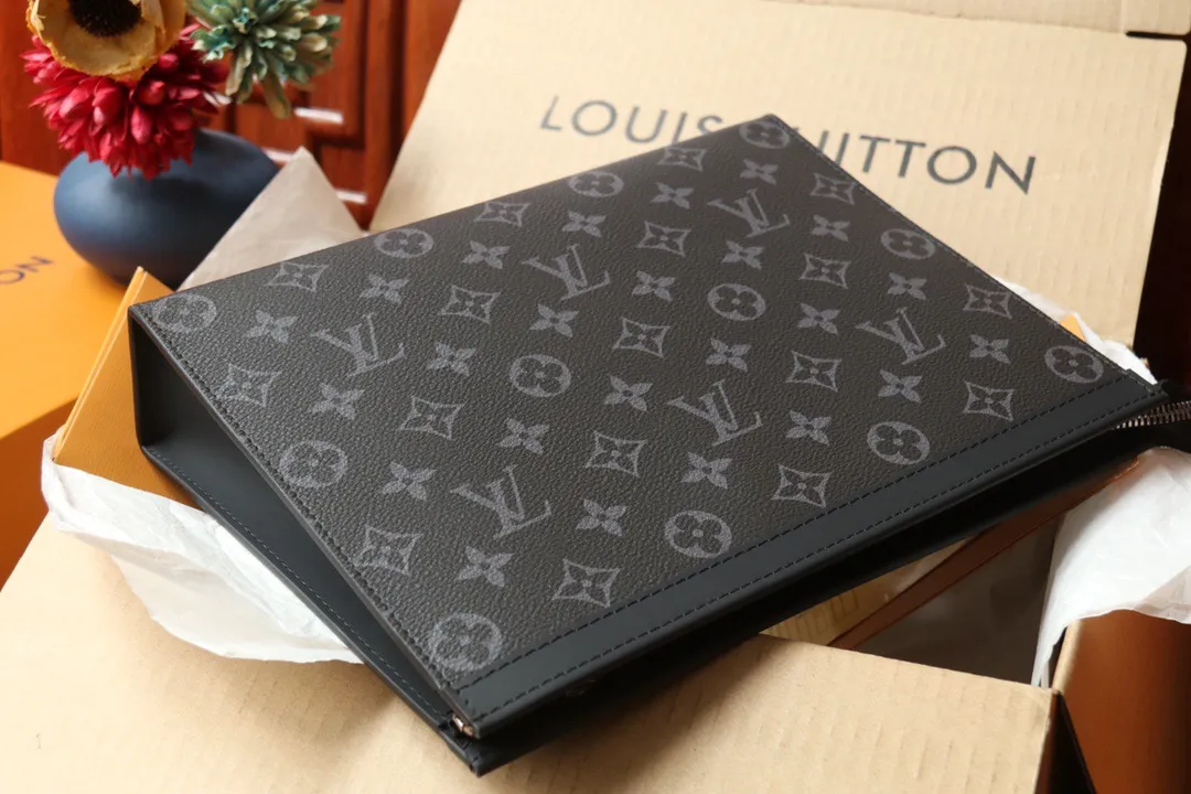 💰400 (Steel Chain) Top Original M61692 Presbyopia Pochette Voyage Handbag Cut from the new iconic black and gray Monogram Eclipse canvas, this tough style new Pochette Voyage medium handbag can easily store personal essentials. 27x 21x 5cm (length x height x width)