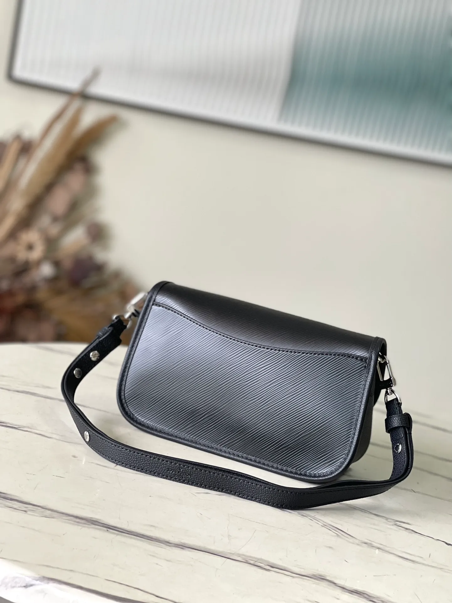 💰1160 (first-grain leather) top original order M59386 black. The Buci crossbody bag, cut from the iconic grained Epi leather, is available in exquisite pastel colors this season, adding a soft and elegant feel to the spring silhouette. The compact appearance and large resin-covered buckles of the same color give the look a fashionable and modern appeal. Dimensions: 24.5 x 15.5 x 9 cm
