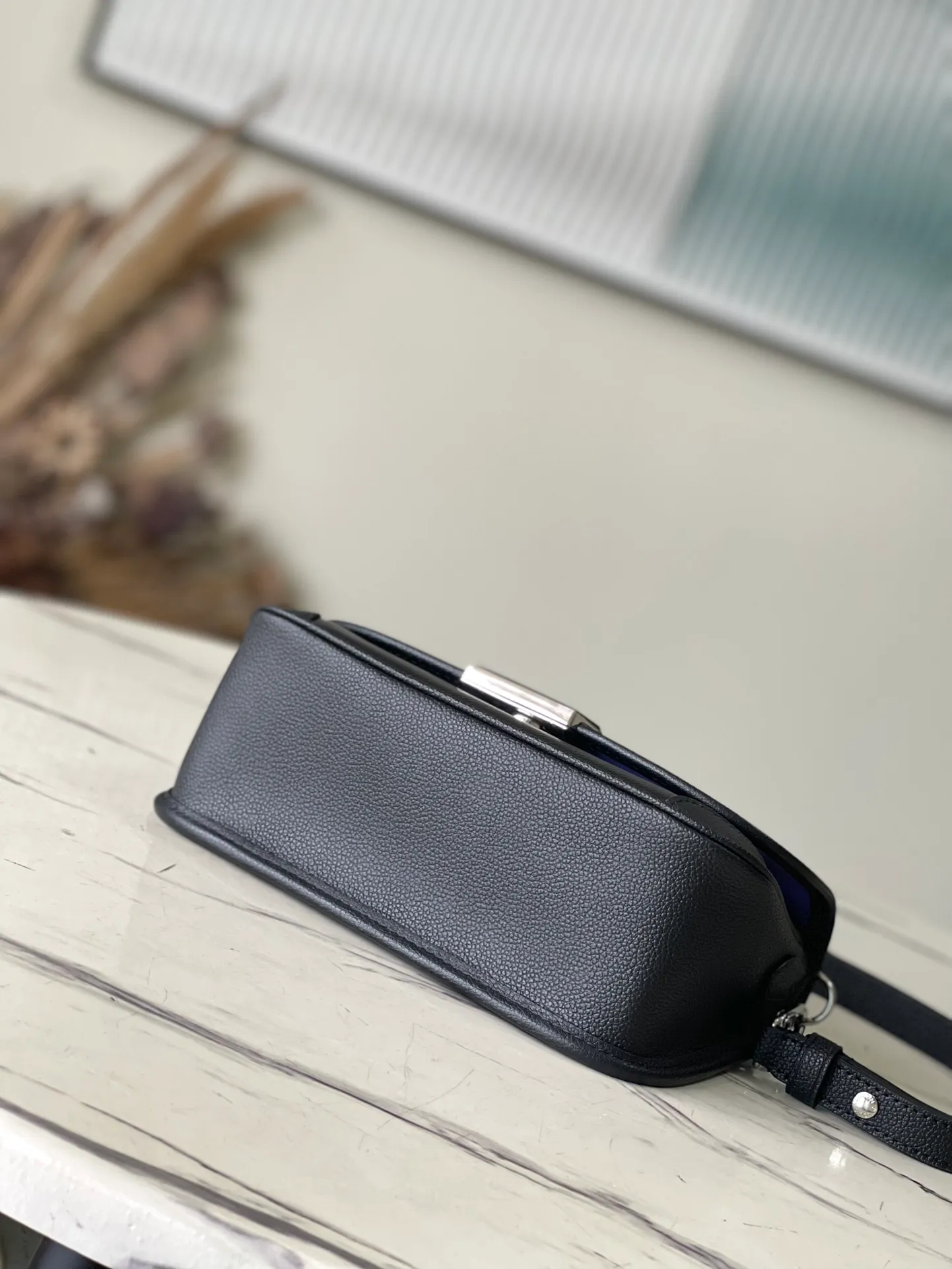 💰1160 (first-grain leather) top original order M59386 black. The Buci crossbody bag, cut from the iconic grained Epi leather, is available in exquisite pastel colors this season, adding a soft and elegant feel to the spring silhouette. The compact appearance and large resin-covered buckles of the same color give the look a fashionable and modern appeal. Dimensions: 24.5 x 15.5 x 9 cm