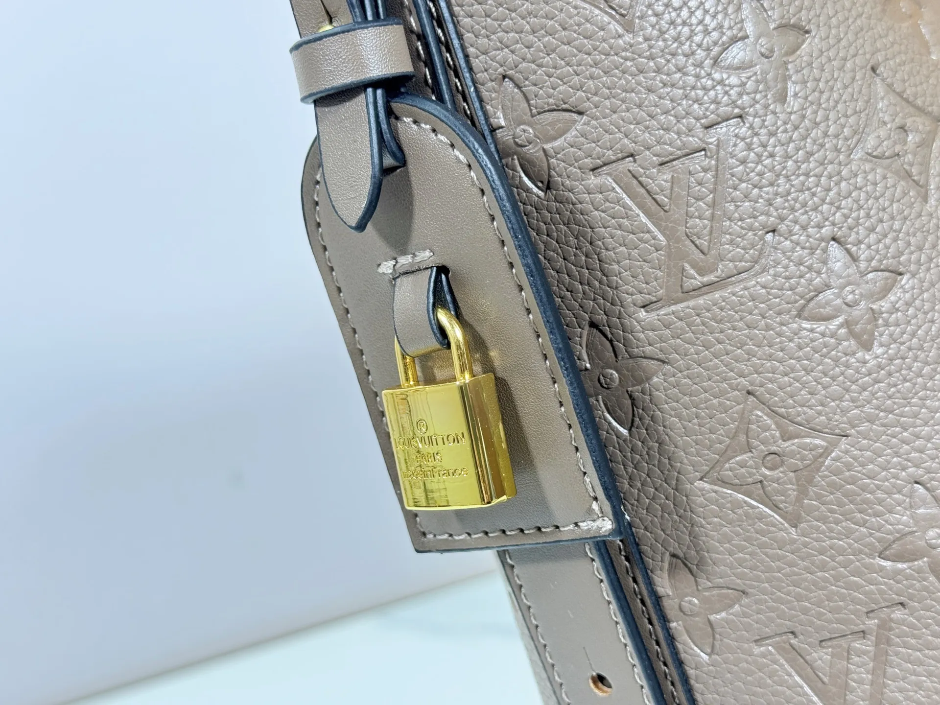 P220 upgraded original M25823 M12925 M12926 M13480 M13044 M14356 M13045 M13089 This All In handbag is made of Monogram cow leather with shiny metal parts, and the iconic padlock and nameplate highlight the classic style. The adjustable shoulder strap continues the brand's trunk-making heritage, and the leather shoulder strap adds cross-body and shoulder carry options. The foldable design enables the silhouette to be retracted and retracted freely, providing ample space for daily use. 30.0 x 25.0 x 17.0 cm (length x height x width)