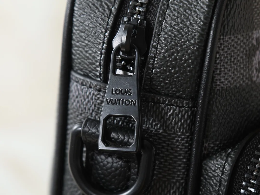 💰260💰Upgraded from the original M13987 M14016 M14988 M26068 M15296 M14682 M14025 This Nil handbag shines with the elegant luster of cow leather, and uses beaded rivets to fix the Louis Vuitton Paris patch on the front. The side lock buckle highlights the urban style, and the main compartment zipper pull is embellished with LV lettering. Dimensions: 25.0 x 17.5 x 11.0 cm (length x height x width)
