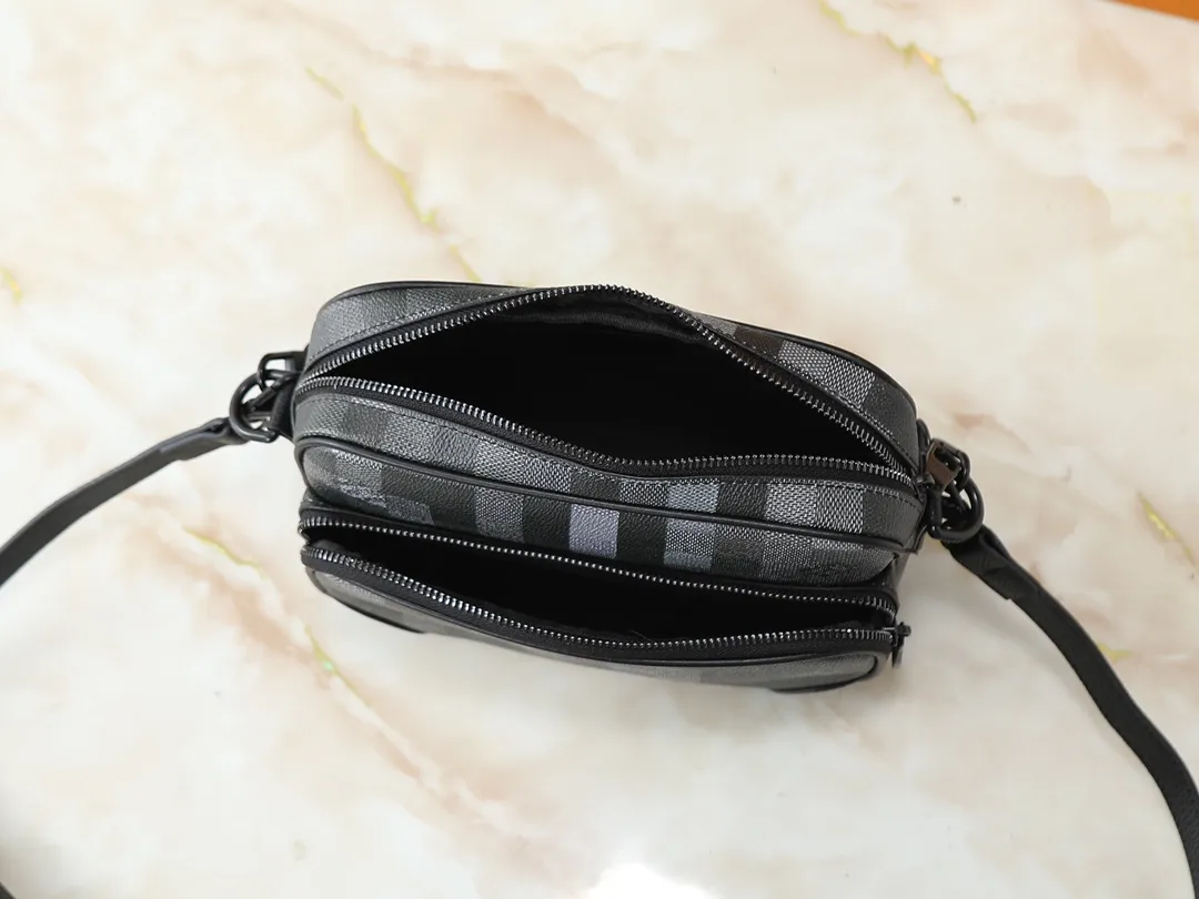 💰260💰Upgraded from the original M13987 M14016 M14988 M26068 M15296 M14682 M14025 This Nil handbag shines with the elegant luster of cow leather, and uses beaded rivets to fix the Louis Vuitton Paris patch on the front. The side lock buckle highlights the urban style, and the main compartment zipper pull is embellished with LV lettering. Dimensions: 25.0 x 17.5 x 11.0 cm (length x height x width)