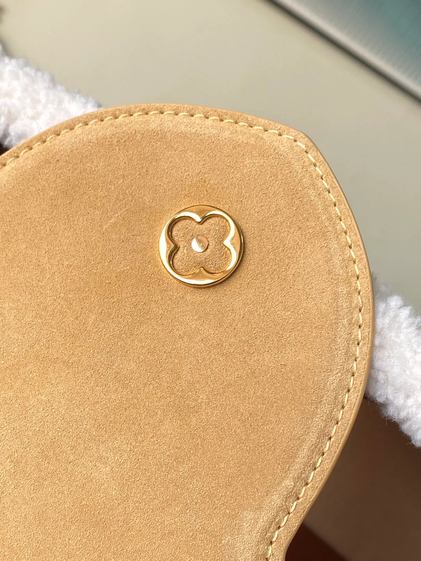 💰2140 (top layer leather) top original order M12784 This large Capucines Souple handbag combines suede cow leather and shearling, with the dazzling LV logo and smooth leather handles to extend the elegance of the LVSki series. The ample size can store daily necessities, A4 documents and travel supplies. Dimensions: 38 × 23 × 16 cm