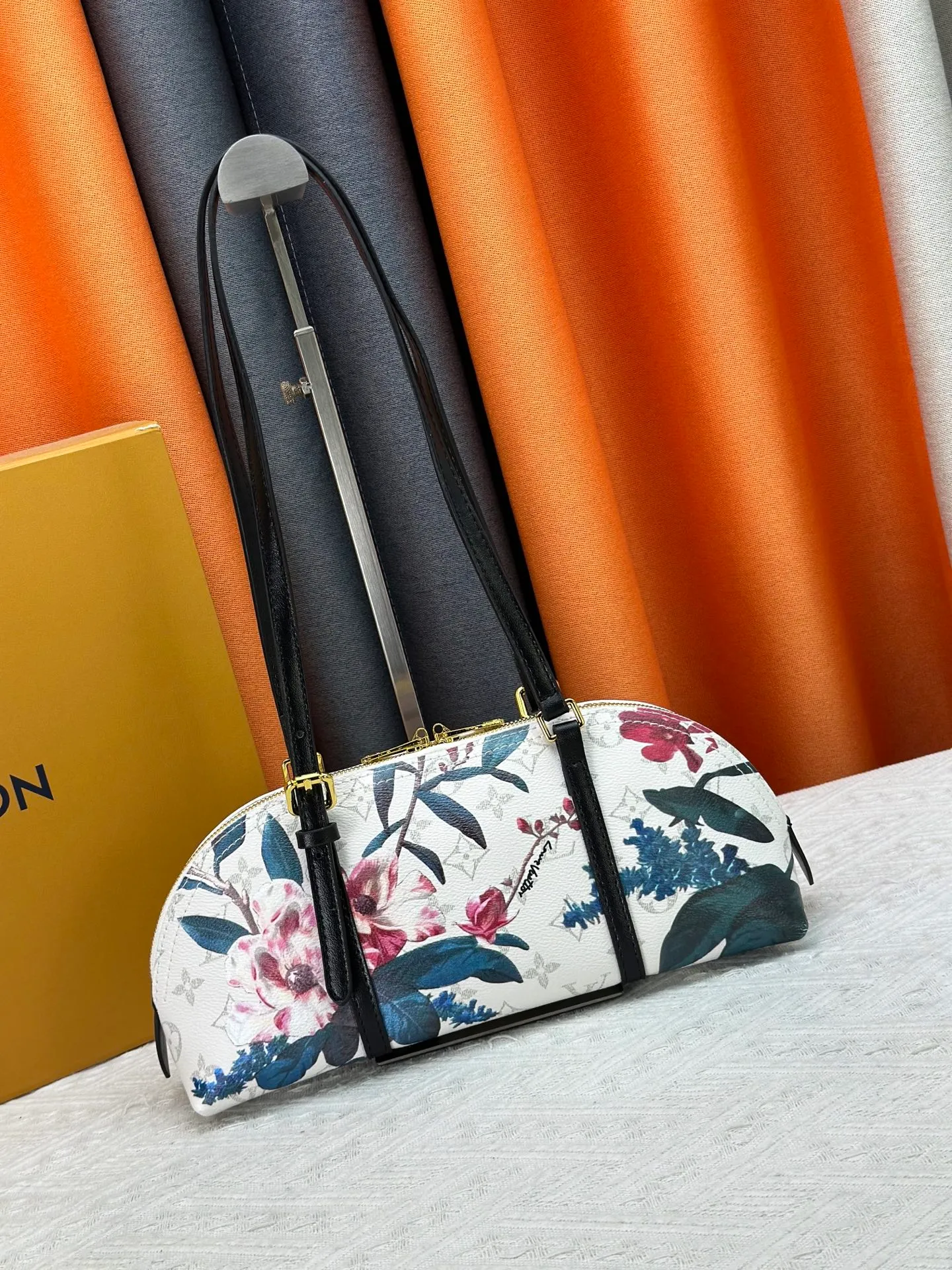 P240 LV Louis Vuitton｜alma bb printed shell bag This Retiro bag is classic and timeless. The elegant and low-key shape design and spacious bag body add practicality. Instructions for use: - Color-changing trim, adjustable shoulder straps, shoulder pads with tree cake leather, zipper closure. - Microfiber lining Size 32 14 Cat. No. 90612 M13086