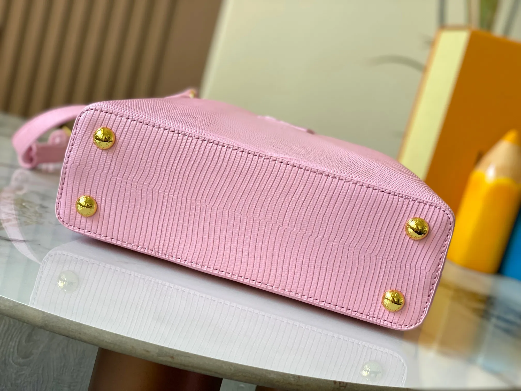 Top original P440 Guangzhou-made M99528 pink lizard skin gold buckle CapucinesBB handbag exquisitely combines graceful lizard skin outer layer, delicate sheepskin lining and glossy metal parts. The iconic flap makes two styles fashionable. The LV logo can be read on the inside and Monogram flowers bloom on the outside. It can light up an eye-catching corner for evening occasions and add a personalized atmosphere to the wardrobe. Shine gorgeous style in day and night occasions.  Detailed features 27 x 18 x 9 cm (length x height x width)