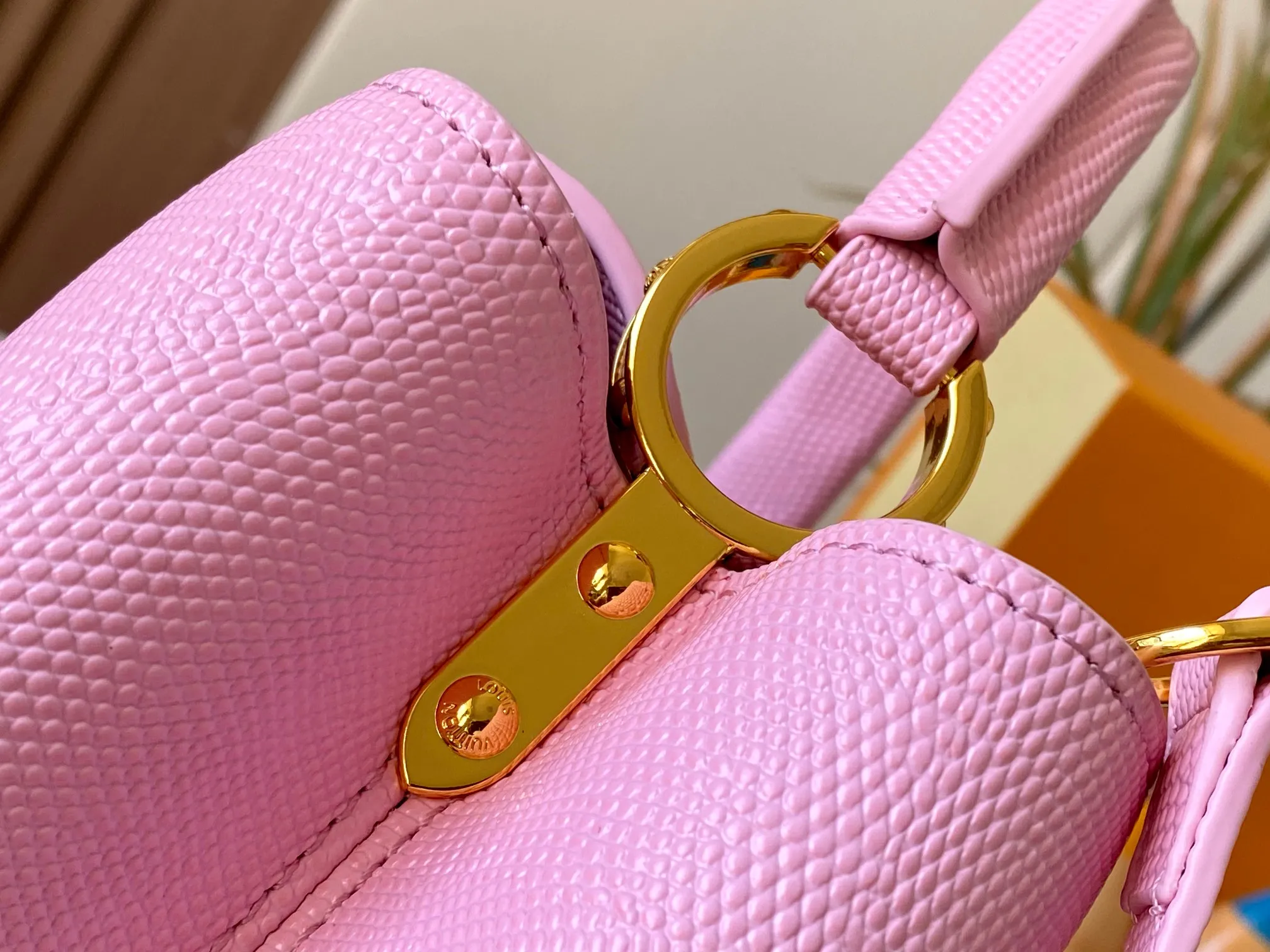 Top original P440 Guangzhou-made M99528 pink lizard skin gold buckle CapucinesBB handbag exquisitely combines graceful lizard skin outer layer, delicate sheepskin lining and glossy metal parts. The iconic flap makes two styles fashionable. The LV logo can be read on the inside and Monogram flowers bloom on the outside. It can light up an eye-catching corner for evening occasions and add a personalized atmosphere to the wardrobe. Shine gorgeous style in day and night occasions.  Detailed features 27 x 18 x 9 cm (length x height x width)