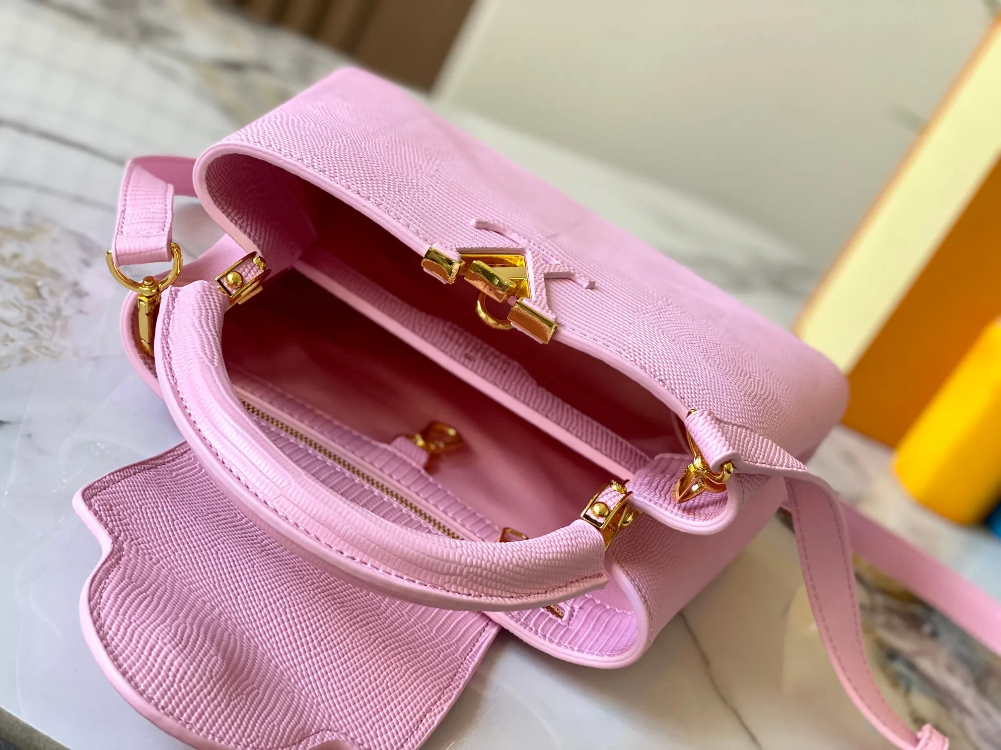 Top original P440 Guangzhou-made M99528 pink lizard skin gold buckle CapucinesBB handbag exquisitely combines graceful lizard skin outer layer, delicate sheepskin lining and glossy metal parts. The iconic flap makes two styles fashionable. The LV logo can be read on the inside and Monogram flowers bloom on the outside. It can light up an eye-catching corner for evening occasions and add a personalized atmosphere to the wardrobe. Shine gorgeous style in day and night occasions.  Detailed features 27 x 18 x 9 cm (length x height x width)