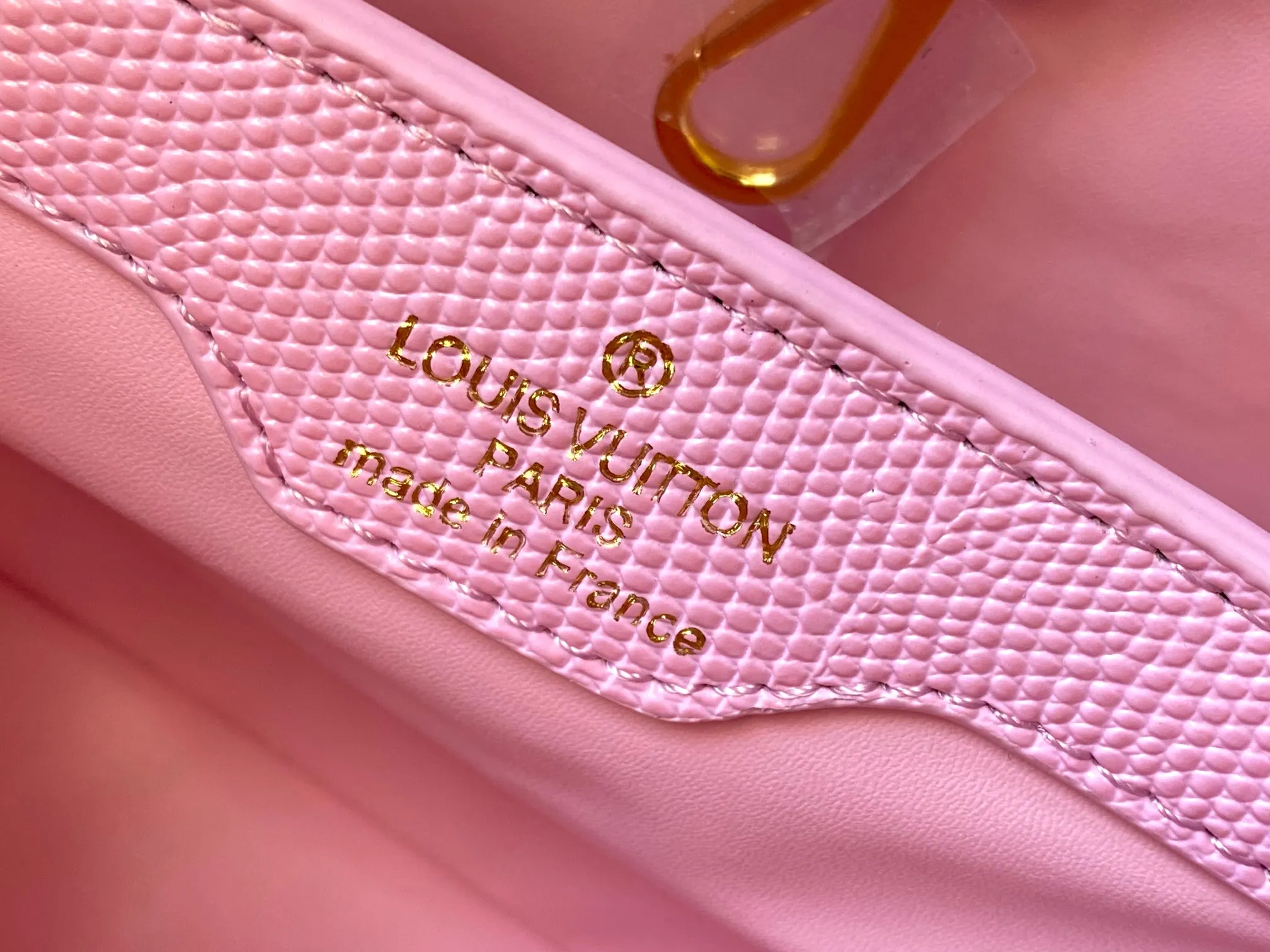Top original P440 Guangzhou-made M99528 pink lizard skin gold buckle CapucinesBB handbag exquisitely combines graceful lizard skin outer layer, delicate sheepskin lining and glossy metal parts. The iconic flap makes two styles fashionable. The LV logo can be read on the inside and Monogram flowers bloom on the outside. It can light up an eye-catching corner for evening occasions and add a personalized atmosphere to the wardrobe. Shine gorgeous style in day and night occasions.  Detailed features 27 x 18 x 9 cm (length x height x width)