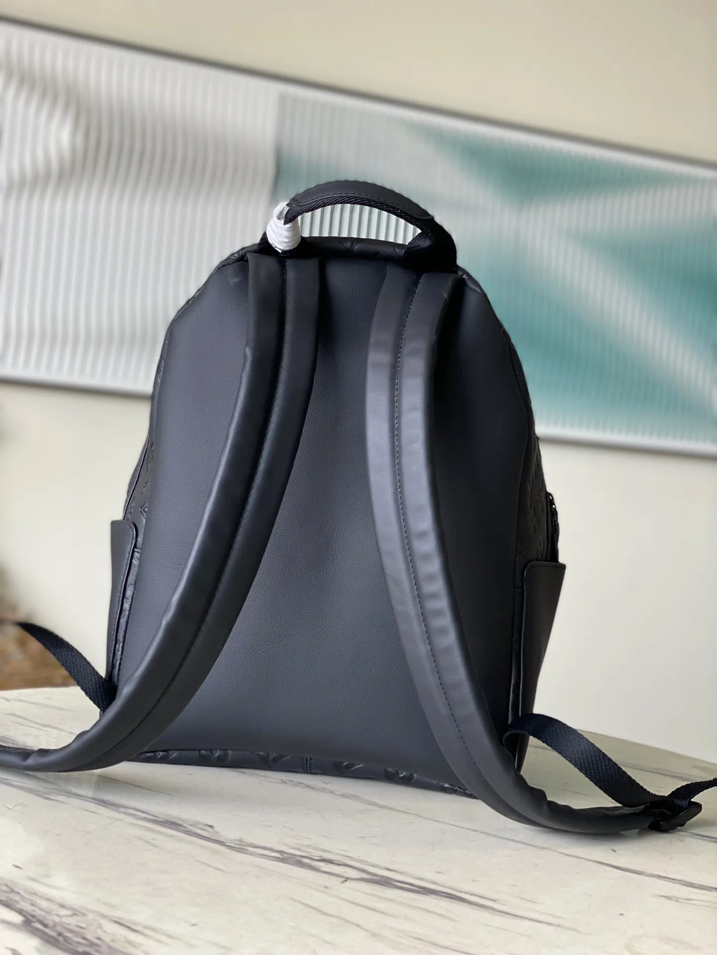💰1140 (top layer leather) top original M46553 full leather This Discovery backpack is made of Monogram embossed cow leather to create a soft and close-fitting structure, supplemented by the calm atmosphere of metal parts. The outer bag makes it easy to access and store accompanying items, while the inner bag allows for orderly storage. Dimensions: 29 x 38 x 20 cm