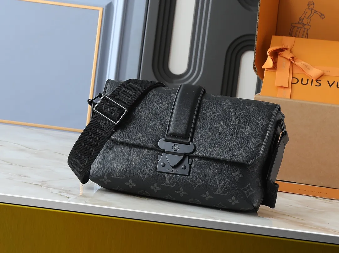 💰260💰Upgraded from the original M46794 M23741. This S-Cape messenger bag is made of Monogram black Taurillon leather. The novel opening and closing design traces back to the S-lock created by Georges Vuitton in 1886. The wide, adjustable jacquard strap woven with the Louis Vuitton logo allows for shoulder or cross-body wear. Dimensions: 28 x 16 x 10 cm (length x height x width)