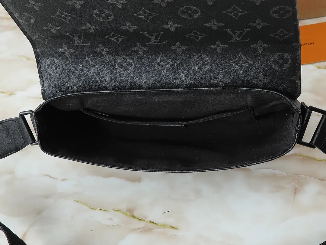 💰260💰Upgraded from the original M46794 M23741. This S-Cape messenger bag is made of Monogram black Taurillon leather. The novel opening and closing design traces back to the S-lock created by Georges Vuitton in 1886. The wide, adjustable jacquard strap woven with the Louis Vuitton logo allows for shoulder or cross-body wear. Dimensions: 28 x 16 x 10 cm (length x height x width)