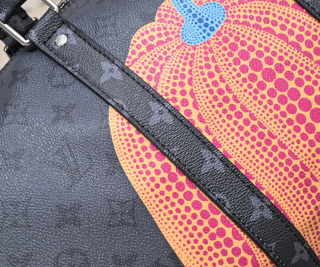 Batch 460💰M46471, M46441, M41416 The most popular of the year, this Lv X YK Keepall 45 combines classic design with iconic details. Made of Damier Graphite canvas and hand luggage size. It has a unique rounded leather handle and an adjustable and detachable shoulder strap. The shoulder pads on the shoulder strap make it more comfortable to carry. Detachable bag can be used as a clutch or pocket. size: 45x27x20cm (length x height x width)