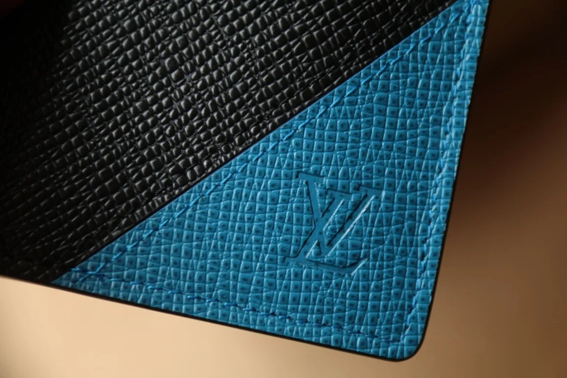 M30980 BRAZZA WALLET💰360 This Brazza wallet has the rich texture of Taïga leather, and uses inlays to express Louis Vuitton's traditional V logo. The ample space is equipped with multiple card slots and compartments to store all your daily needs. 10 x 19 x 2 cm