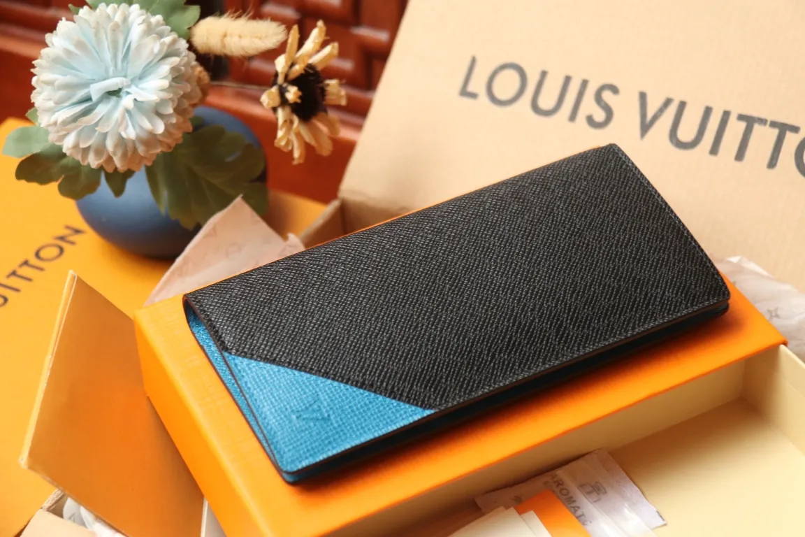 M30980 BRAZZA WALLET💰360 This Brazza wallet has the rich texture of Taïga leather, and uses inlays to express Louis Vuitton's traditional V logo. The ample space is equipped with multiple card slots and compartments to store all your daily needs. 10 x 19 x 2 cm