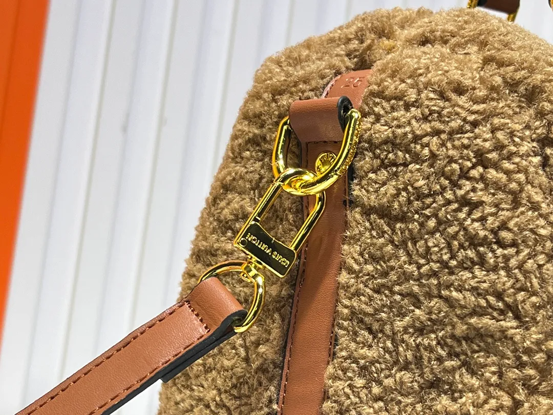 Batch 260💰Upgraded original M23468 M40390 [Speedy Bandoulière 25 handbag] Lamb velvet🔥Made of soft wool leather with grained leather trim, relying on complex intarsia technology to outline the Giant Monogram pattern, showing the trend of the winter series. Rolled leather top handles and removable and adjustable leather shoulder strap allow for a variety of carrying options. Dimensions: 25.0 x 19.0 x 15.0 cm