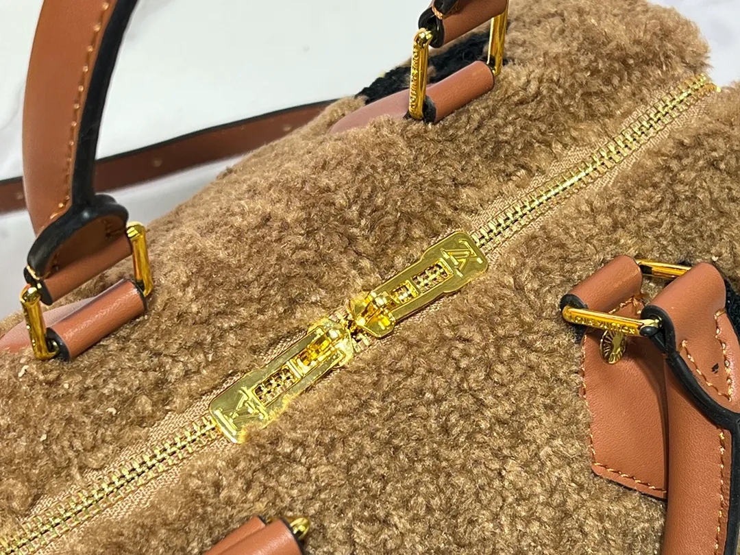 Batch 260💰Upgraded original M23468 M40390 [Speedy Bandoulière 25 handbag] Lamb velvet🔥Made of soft wool leather with grained leather trim, relying on complex intarsia technology to outline the Giant Monogram pattern, showing the trend of the winter series. Rolled leather top handles and removable and adjustable leather shoulder strap allow for a variety of carrying options. Dimensions: 25.0 x 19.0 x 15.0 cm