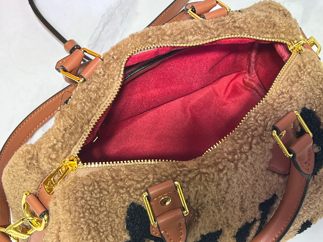 Batch 260💰Upgraded original M23468 M40390 [Speedy Bandoulière 25 handbag] Lamb velvet🔥Made of soft wool leather with grained leather trim, relying on complex intarsia technology to outline the Giant Monogram pattern, showing the trend of the winter series. Rolled leather top handles and removable and adjustable leather shoulder strap allow for a variety of carrying options. Dimensions: 25.0 x 19.0 x 15.0 cm