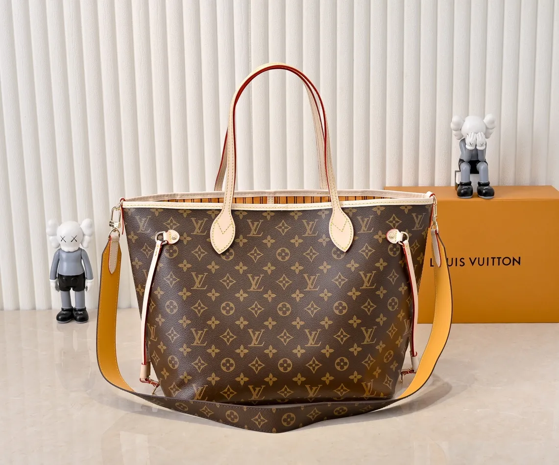 Batch 💰340 Guangzhou Upgraded Original Mother-in-Law Bag with Double-sided Discoloration Yellow Leather Model No. M12096 11947 12257 Presbyopia Red Presbyopia Yellow Presbyopia Red NEVERFULL INSIDE OUT Medium Handbag Neverfull Inside Out The medium handbag uses Monogram canvas and grained leather to interpret a new double-sided design. Its detachable pocket can easily be transformed into an outer bag or a compact shoulder bag. Detailed features 31 x 28 x 14 cm (Length x Height x Width) Cow leather/Monogram Coated canvas Grained cow leather and coated canvas cow leather trim Metal hardware Removable zip pocket Side straps Side hook closure Handles: Double handle