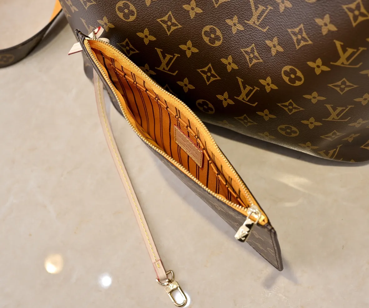 Batch 💰340 Guangzhou Upgraded Original Mother-in-Law Bag with Double-sided Discoloration Yellow Leather Model No. M12096 11947 12257 Presbyopia Red Presbyopia Yellow Presbyopia Red NEVERFULL INSIDE OUT Medium Handbag Neverfull Inside Out The medium handbag uses Monogram canvas and grained leather to interpret a new double-sided design. Its detachable pocket can easily be transformed into an outer bag or a compact shoulder bag. Detailed features 31 x 28 x 14 cm (Length x Height x Width) Cow leather/Monogram Coated canvas Grained cow leather and coated canvas cow leather trim Metal hardware Removable zip pocket Side straps Side hook closure Handles: Double handle