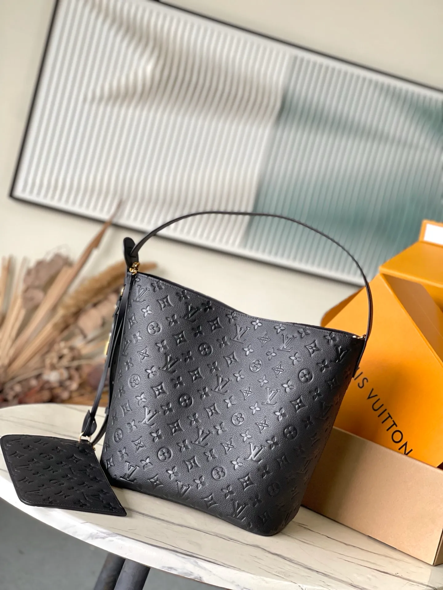 💰1200 (top-grain leather) Top original order M13044 This large AllIn handbag is cleverly constructed with the iconic Monogram Empreinte leather to form a two-in-one bucket bag design. The adjustable shoulder strap continues the brand's box-making heritage. The upper edge of the handbag can be opened or closed, and the wheel can be freely switched between round and full or flat and simple. The spacious size can easily store your laptop and other daily necessities. Dimensions: 26 × 31 × 18.cm