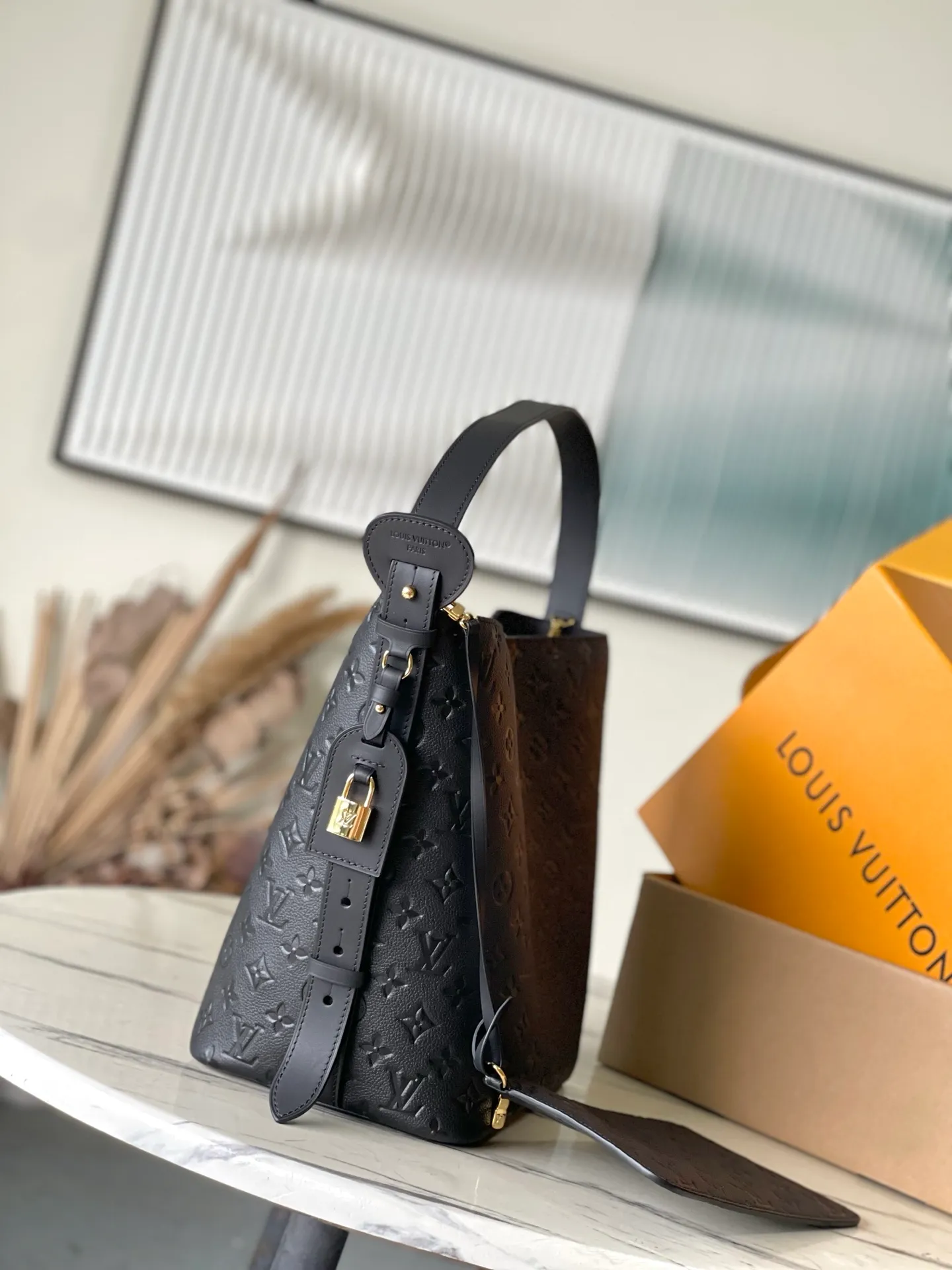 💰1200 (top-grain leather) Top original order M13044 This large AllIn handbag is cleverly constructed with the iconic Monogram Empreinte leather to form a two-in-one bucket bag design. The adjustable shoulder strap continues the brand's box-making heritage. The upper edge of the handbag can be opened or closed, and the wheel can be freely switched between round and full or flat and simple. The spacious size can easily store your laptop and other daily necessities. Dimensions: 26 × 31 × 18.cm