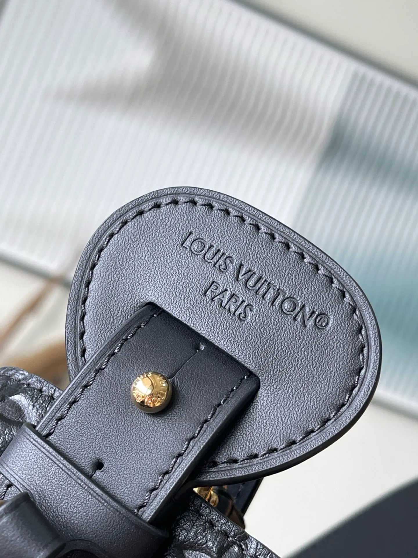 💰1200 (top-grain leather) Top original order M13044 This large AllIn handbag is cleverly constructed with the iconic Monogram Empreinte leather to form a two-in-one bucket bag design. The adjustable shoulder strap continues the brand's box-making heritage. The upper edge of the handbag can be opened or closed, and the wheel can be freely switched between round and full or flat and simple. The spacious size can easily store your laptop and other daily necessities. Dimensions: 26 × 31 × 18.cm