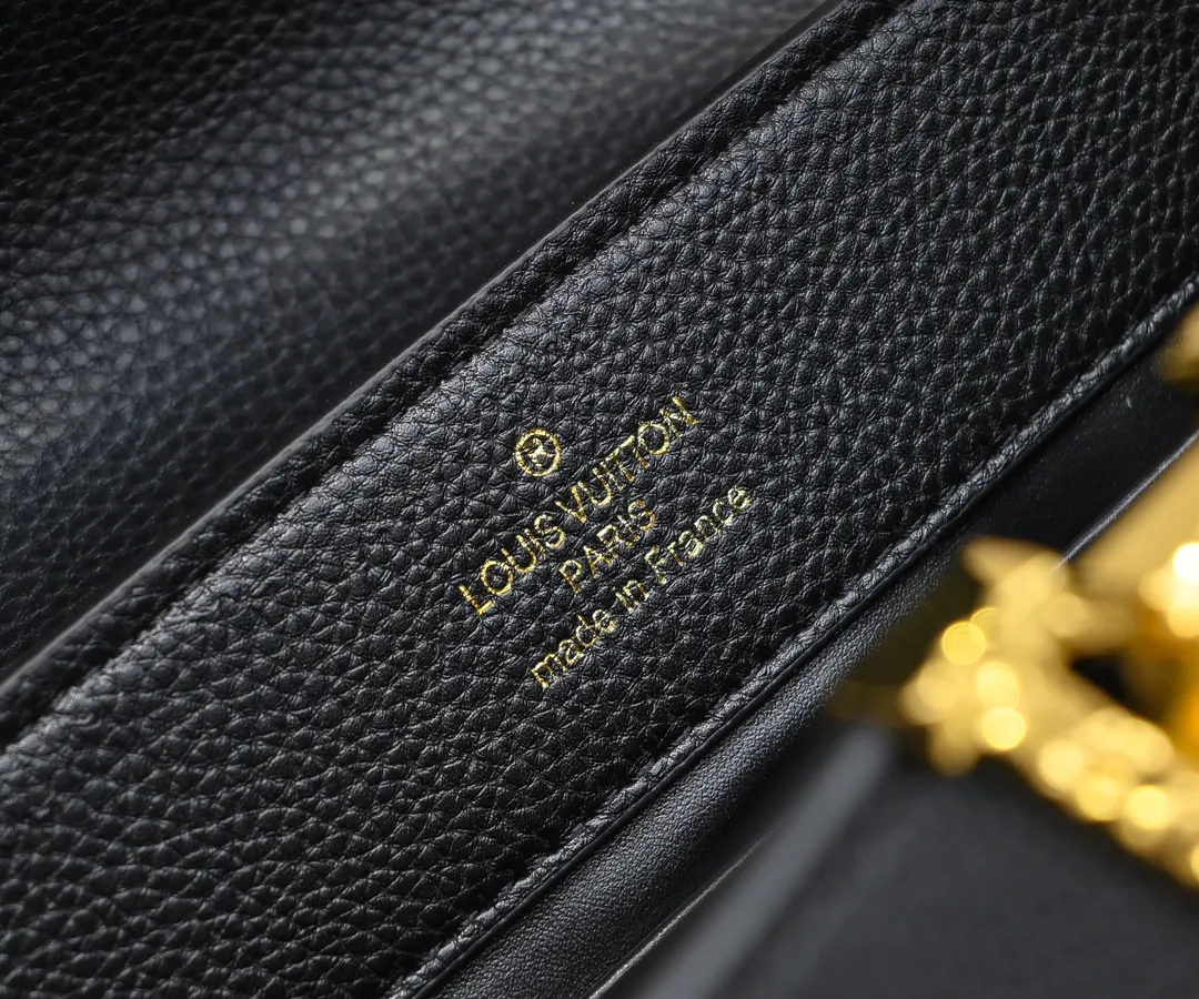 Upgraded version P440 M24664 This medium-sized CapucinesEastWest handbag is from the LVCrush series, with eye-catching forged LV letters lighting up the grained cow leather body. The rolled leather top handle allows for hand or elbow carry, and the adjustable and removable spaghetti strap makes it easy to carry over the shoulder. Personalized Gift Detailed Features 33 x 19 x 9 cm (Length x Height x Width)