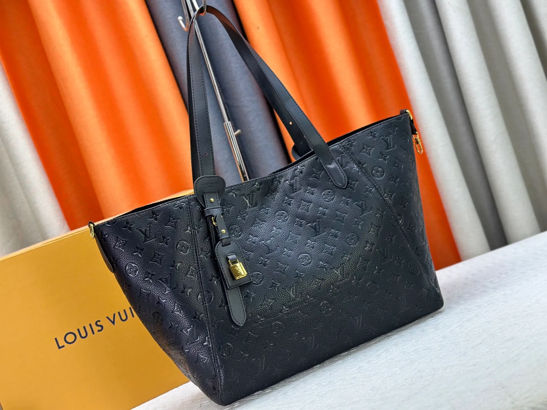 P280 Large [ALL IN ONE MM Handbag] m25888 maroon m25860 black This All In One MM handbag expands the capacity definition of the All-In series and can be transformed into a rounded Hobo handbag or an open tote bag, making it easy to carry daily needs. Monogram Empreinte leather bag with dazzling metal parts, LV padlock and nameplate highlight the exquisite details. Size:56x30.5x17(cm)