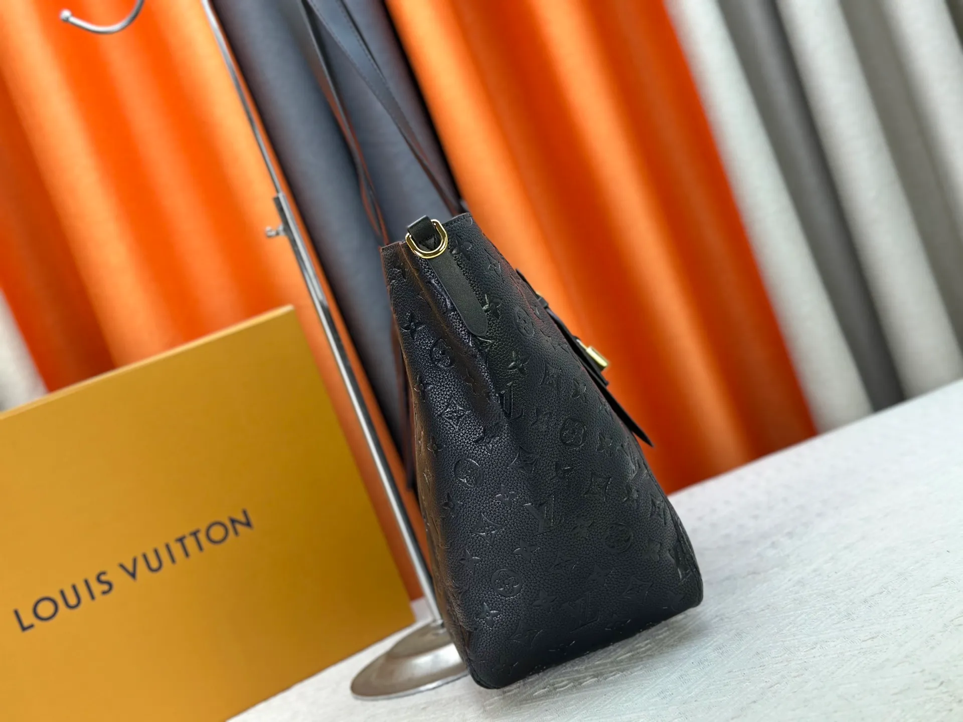 P280 Large [ALL IN ONE MM Handbag] m25888 maroon m25860 black This All In One MM handbag expands the capacity definition of the All-In series and can be transformed into a rounded Hobo handbag or an open tote bag, making it easy to carry daily needs. Monogram Empreinte leather bag with dazzling metal parts, LV padlock and nameplate highlight the exquisite details. Size:56x30.5x17(cm)