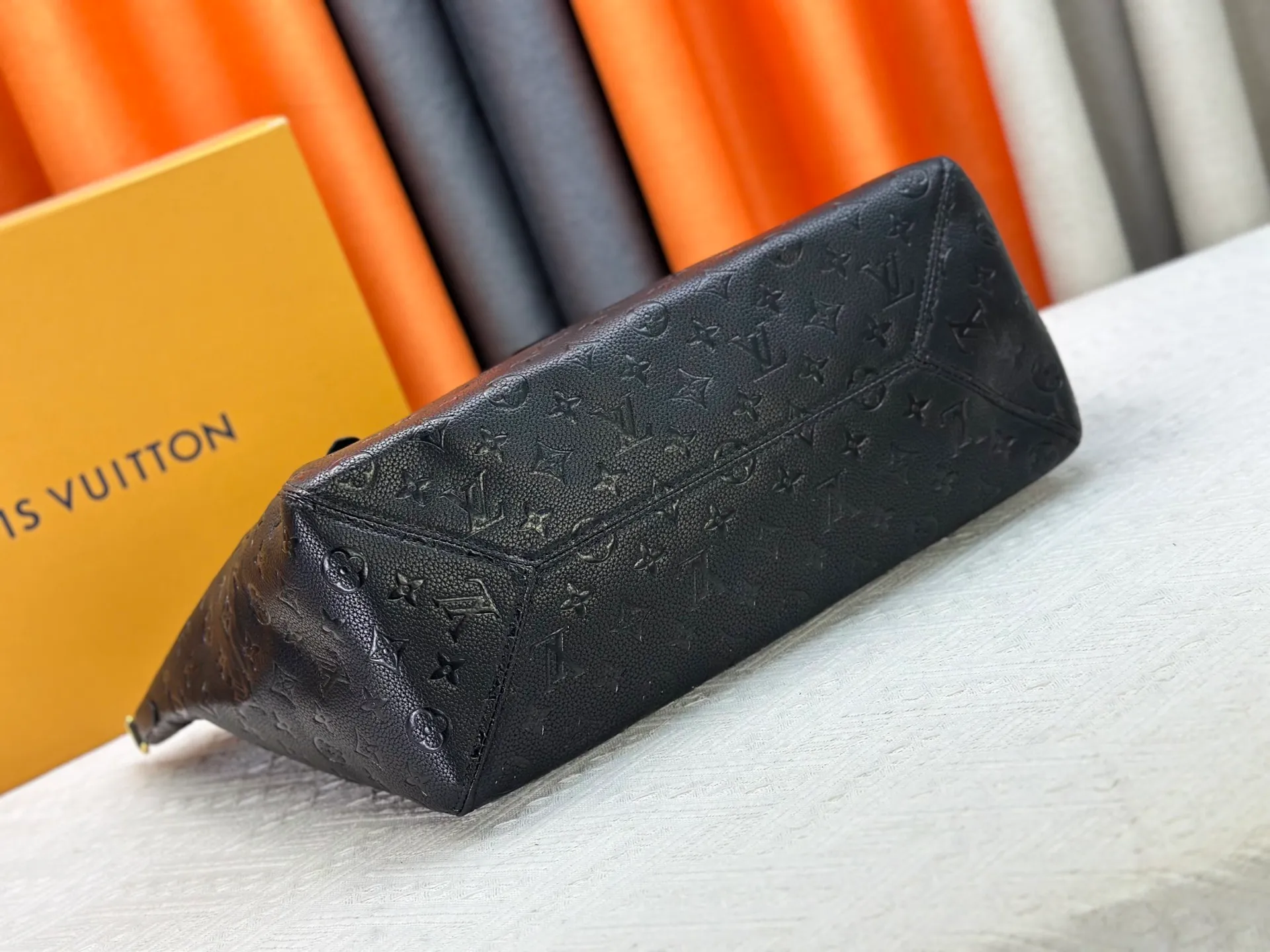 P280 Large [ALL IN ONE MM Handbag] m25888 maroon m25860 black This All In One MM handbag expands the capacity definition of the All-In series and can be transformed into a rounded Hobo handbag or an open tote bag, making it easy to carry daily needs. Monogram Empreinte leather bag with dazzling metal parts, LV padlock and nameplate highlight the exquisite details. Size:56x30.5x17(cm)