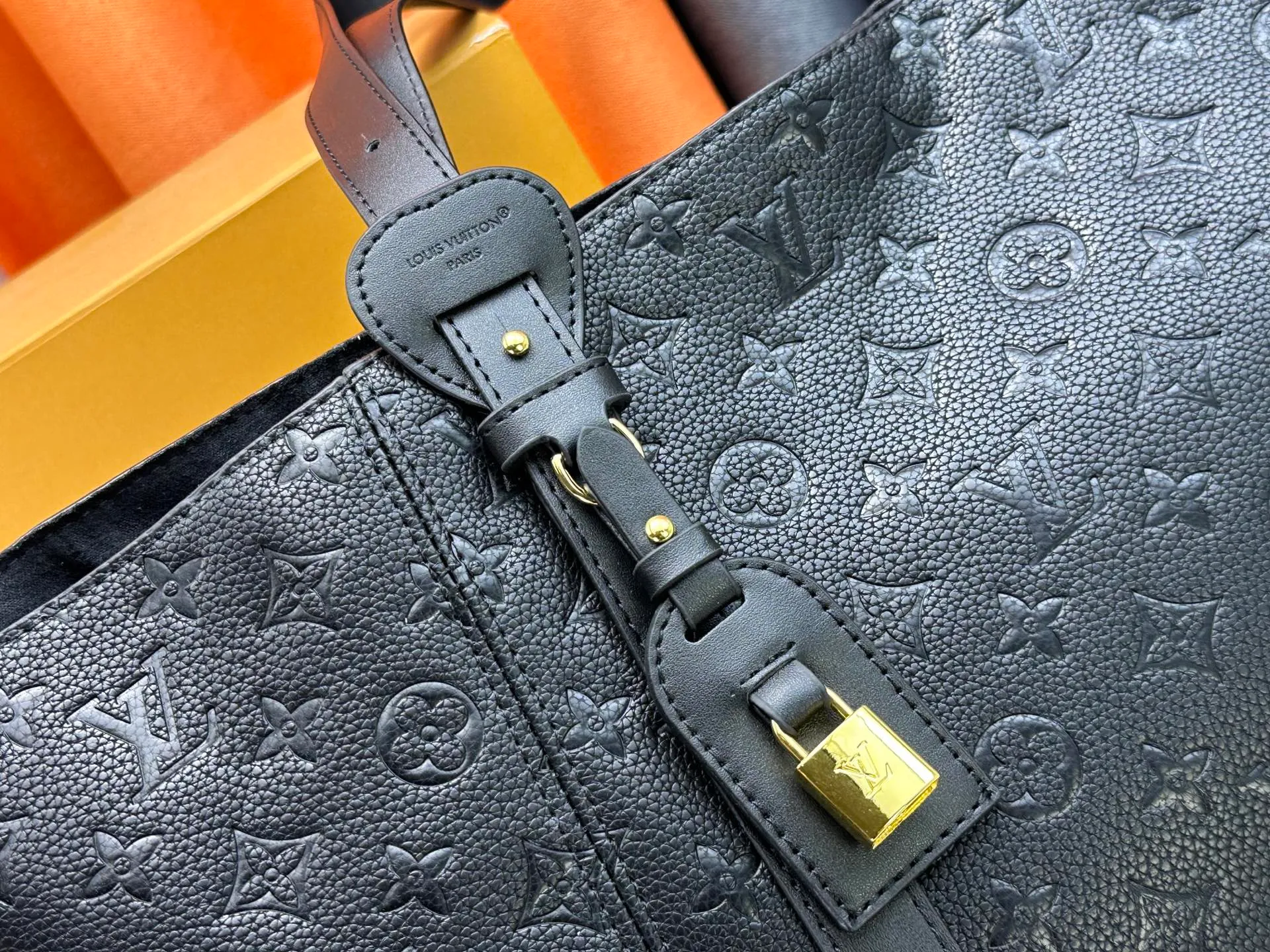 P280 Large [ALL IN ONE MM Handbag] m25888 maroon m25860 black This All In One MM handbag expands the capacity definition of the All-In series and can be transformed into a rounded Hobo handbag or an open tote bag, making it easy to carry daily needs. Monogram Empreinte leather bag with dazzling metal parts, LV padlock and nameplate highlight the exquisite details. Size:56x30.5x17(cm)
