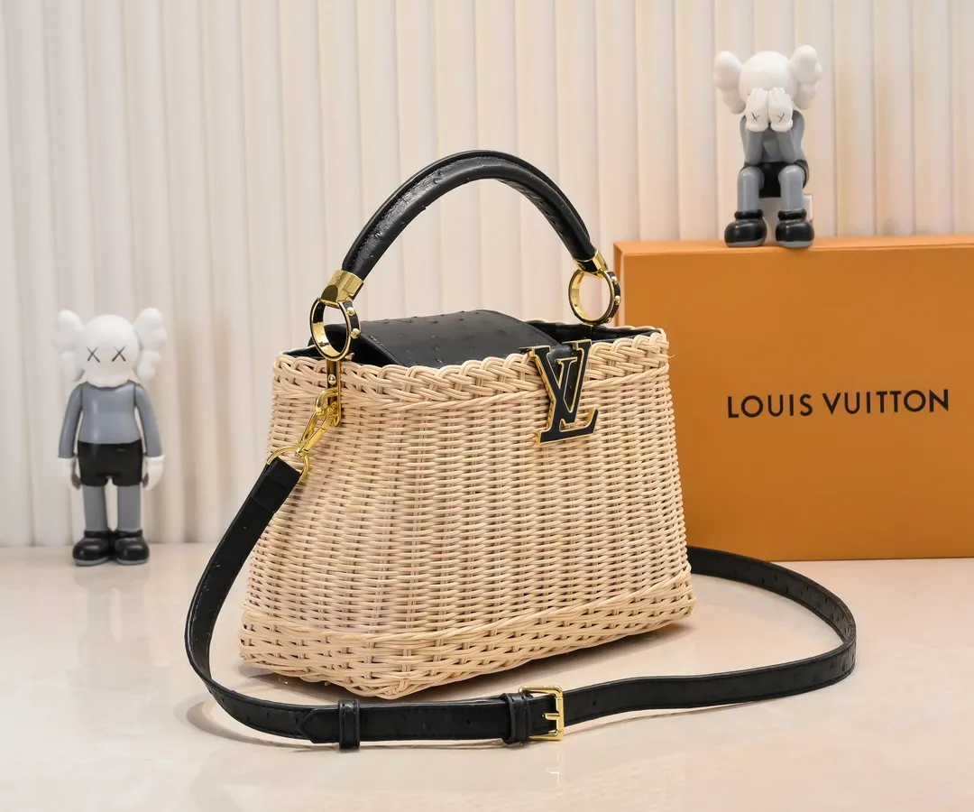 The upgraded version of P680 M11618 ostrich pattern Capucines BB handbag has a unique rattan weaving structure, paying tribute to the Louis Vuitton picnic box design that came out in 1892. The cow leather shapes the top handle and flap, the LV letters reveal a metallic texture, and the detachable and adjustable leather shoulder strap makes it easy to carry on the shoulder. The gift box packaging provided with this product may be reasonably adjusted depending on the stock situation, and may be different from the packaging style displayed on this product page. Please refer to the actual gift box packaging style received for details. Size:27×17.3×9cm