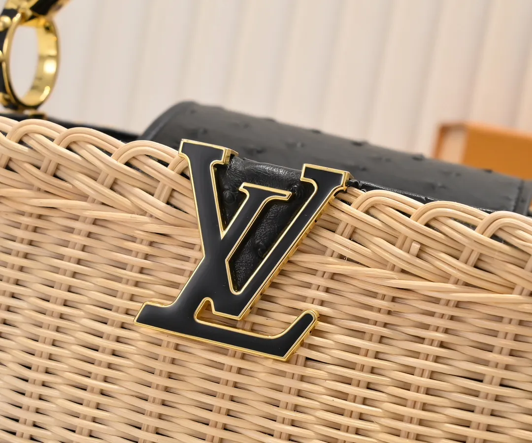 The upgraded version of P680 M11618 ostrich pattern Capucines BB handbag has a unique rattan weaving structure, paying tribute to the Louis Vuitton picnic box design that came out in 1892. The cow leather shapes the top handle and flap, the LV letters reveal a metallic texture, and the detachable and adjustable leather shoulder strap makes it easy to carry on the shoulder. The gift box packaging provided with this product may be reasonably adjusted depending on the stock situation, and may be different from the packaging style displayed on this product page. Please refer to the actual gift box packaging style received for details. Size:27×17.3×9cm