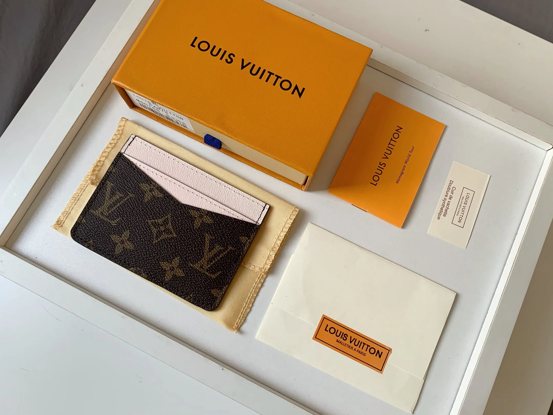 💰80 💎Card Holder Neo Card Holder made of Monogram Macassar canvas is the first choice for carrying important cards. Black leather trim makes the classic Louis Vuitton pattern even more eye-catching. Model: M60166. Size: 7.5*12