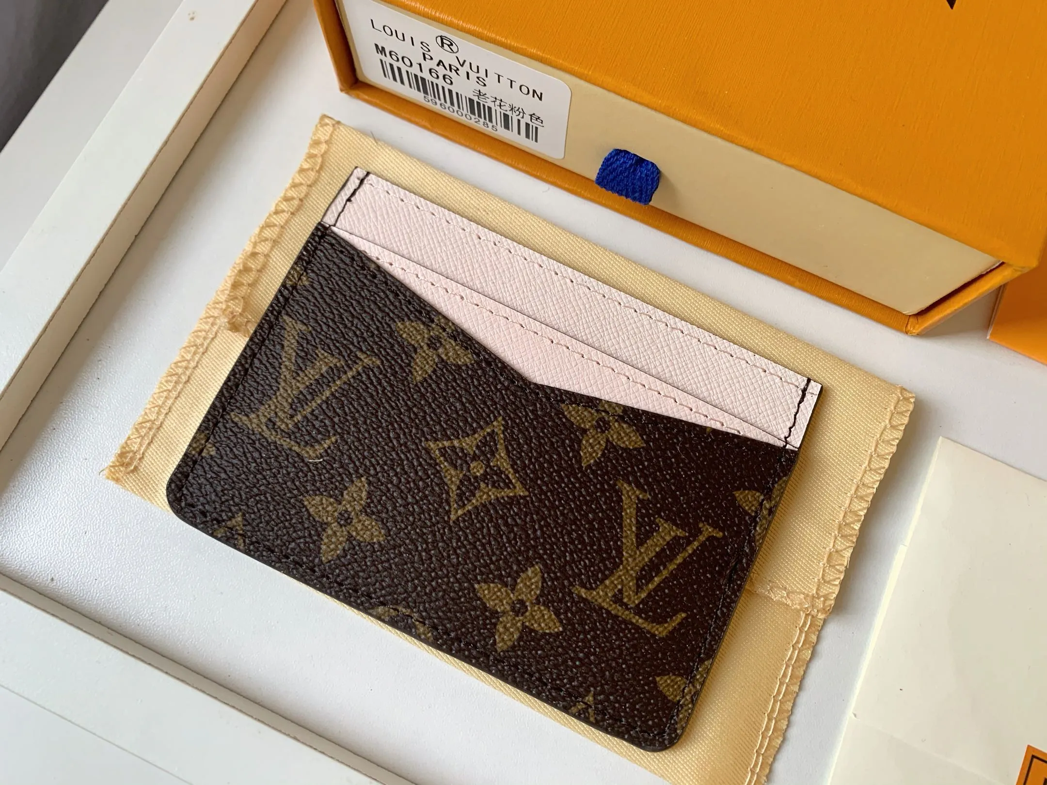 💰80 💎Card Holder Neo Card Holder made of Monogram Macassar canvas is the first choice for carrying important cards. Black leather trim makes the classic Louis Vuitton pattern even more eye-catching. Model: M60166. Size: 7.5*12