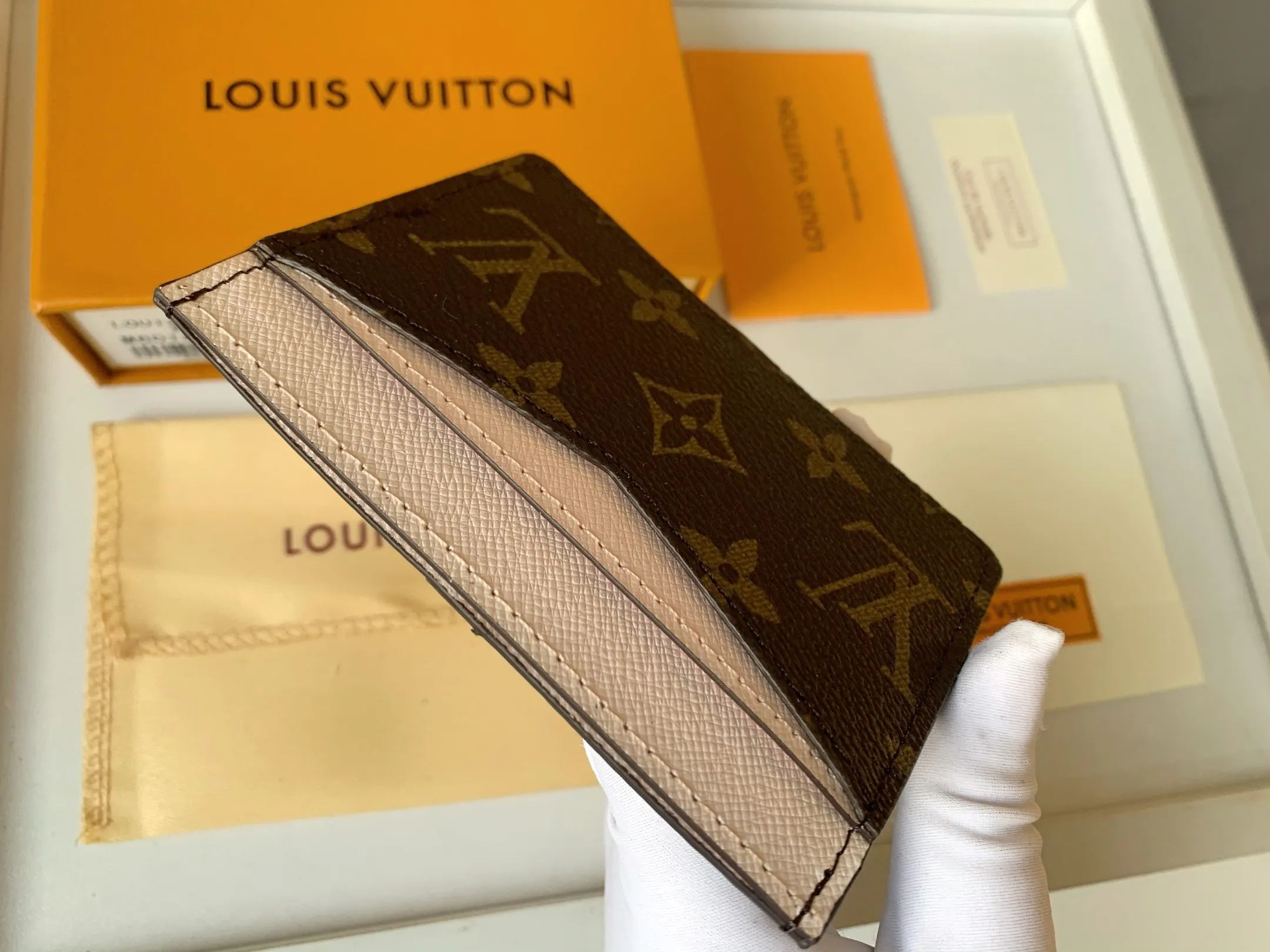 💰80 💎Card Holder Neo Card Holder made of Monogram Macassar canvas is the first choice for carrying important cards. Black leather trim makes the classic Louis Vuitton pattern even more eye-catching. Model: M60166. Size: 7.5*12