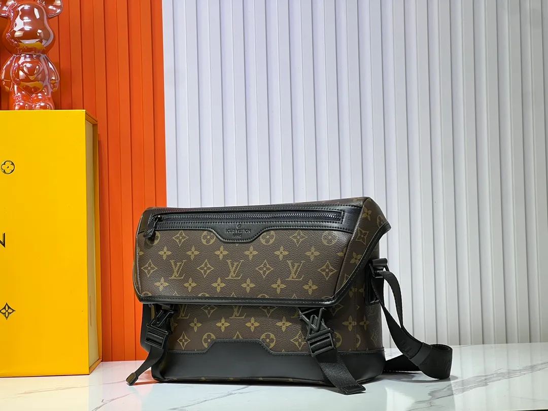 Batch 340💰M25121 M12517 The latest Voyager small messenger bag is made of Monogram Shadow cow leather, inspired by retro school bags. The brand-new LV buckle brings a convenient experience, the adjustable shoulder strap allows for comfortable carrying, and there is ample space to store tablets, chargers, notepads and other daily needs. 33 x 22.5 x 11 cm (length x height x width)