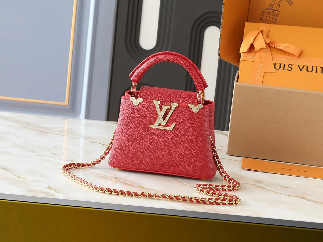 💰400💰Guangzhou goods Upgraded from the original M24583 M24584 M24585 Gold and diamond corolla This Capucines Flower Crown handbag is made of full-grain Taurillon leather and is embellished with Monogram flowers. Each flower is shaped by exquisite crystal diamonds. The LV logo and flowers echo each other, giving this soft handbag a jewel-like luster. Use the detachable shoulder strap cleverly to switch between shoulder and crossbody. Dimensions: 21.0 x 14.0 x 8.0 cm