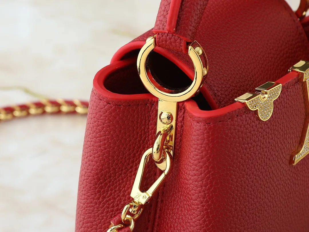 💰400💰Guangzhou goods Upgraded from the original M24583 M24584 M24585 Gold and diamond corolla This Capucines Flower Crown handbag is made of full-grain Taurillon leather and is embellished with Monogram flowers. Each flower is shaped by exquisite crystal diamonds. The LV logo and flowers echo each other, giving this soft handbag a jewel-like luster. Use the detachable shoulder strap cleverly to switch between shoulder and crossbody. Dimensions: 21.0 x 14.0 x 8.0 cm