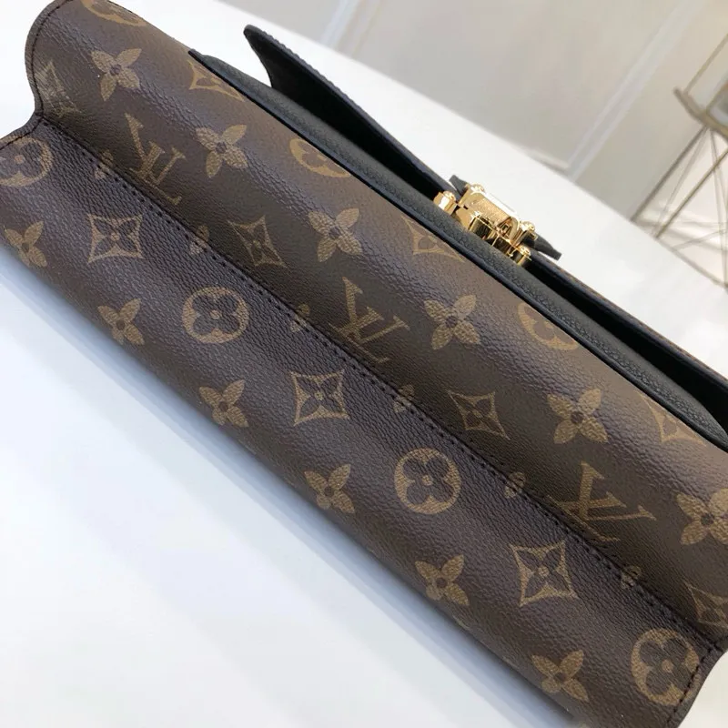 💰1040 (Steel Chain) Top Original Order🌹🌹M41730 Perfect combination of classic Monogram canvas and exquisite calfskin! This model perfectly combines a shoulder carry with a versatile essential. The exquisite crown buckle fully displays the queen's style. Size: 27x20x10cm