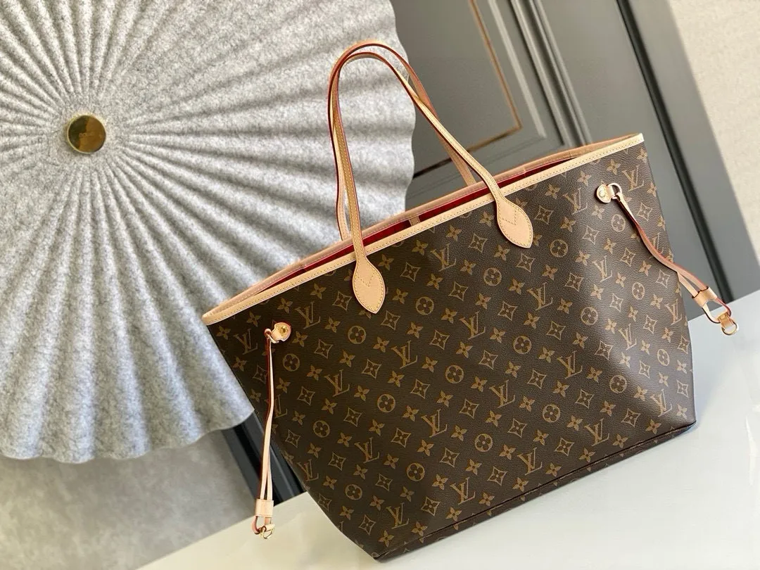 💰800 (large steel nails) top original order M40991 NEVERFULL large handbag Neverfull is a new interpretation of the classic handbag and explores the exquisite details inside the bag. Redesigned interior pockets feature fresh fabric linings and vintage details inspired by the Louis Vuitton archives, most notably the detachable zippered clutch, which can be used as a sophisticated clutch on its own or as an additional pocket. Bright lining tones add a more lively feel to Monogram's classic canvas. Detailed features 39 x 32 x 19 cm (Length x Height x Width) Redesigned interior pocket with details inspired by the Louis Vuitton archives Pockets lined with linen fabric Removable zippered clutch with tonal interior pocket Natural cowhide leather trim Shiny gold-tone hardware Handles: double handles