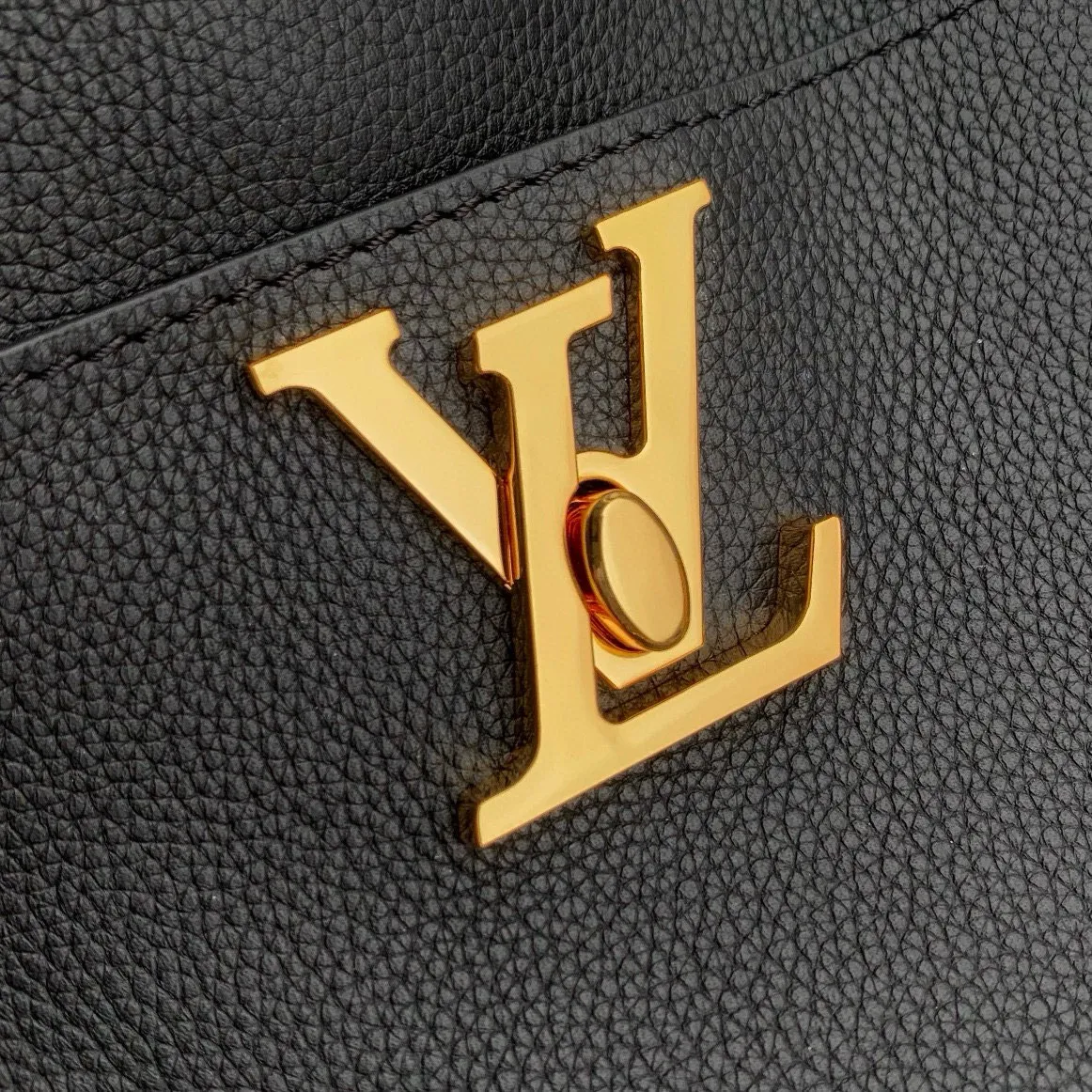 💰1000 (top layer leather) top original single M24006 black Lock and Walk bucket bag is made of light and comfortable grained cow leather, calmly interpreting French style. The LV twist lock opens the large front compartment for easy access to what you need on the go, and the detachable shoulder strap and chain handle allow for a variety of carrying methods. 20 x 20.5 x 12 cm (length x height x width)