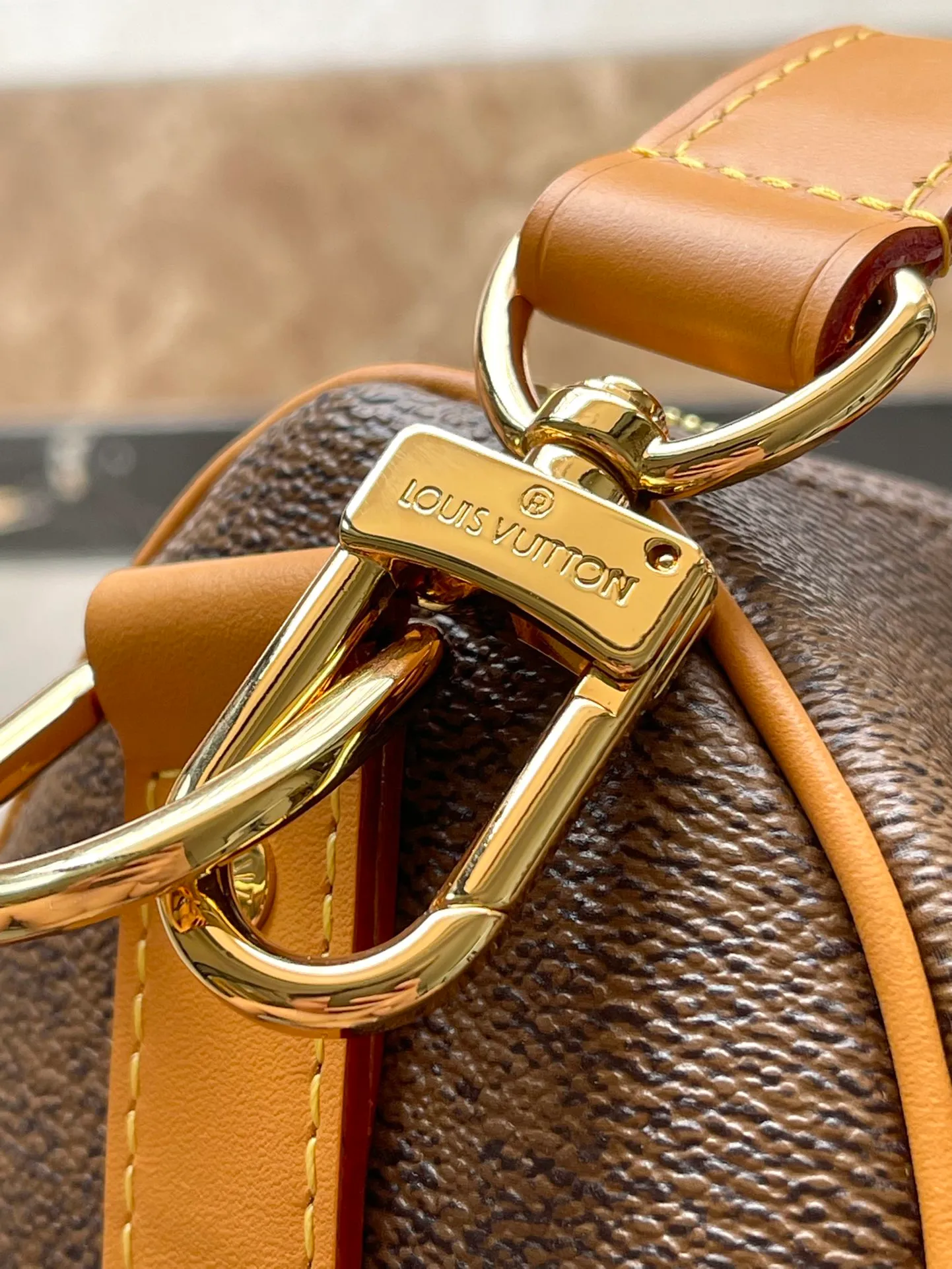 💰1100 Top Original M11542 This Keepall Bandouliere 25 handbag draws western inspiration and uses Pharrell Wiliams’ new Monogram Dust canvas to present a faded effect Monogram pattern. The top handle, detachable shoulder strap and reinforced side straps are all made from distressed cowhide leather and are compactly constructed to hold a cell phone, wallet and other small items. Dimensions: 25 × 15 × 11 cm