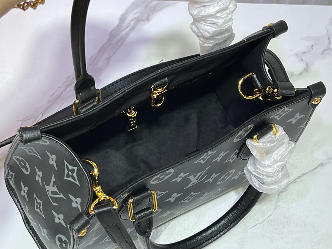 Batch 260💰Upgraded from the original M12465 M12775 M45659 M45607 MM45595 M46531 M45495 This Monogram Ink series OnTheGo medium handbag has a matte texture of smooth cow leather, and the rivet tabs on the corners pay tribute to the brand's classic hard box design. The neat interior has a large zipper pocket for storing banknotes and receipts. Dimensions: 25 x 19x 11 cm (length x height x width)