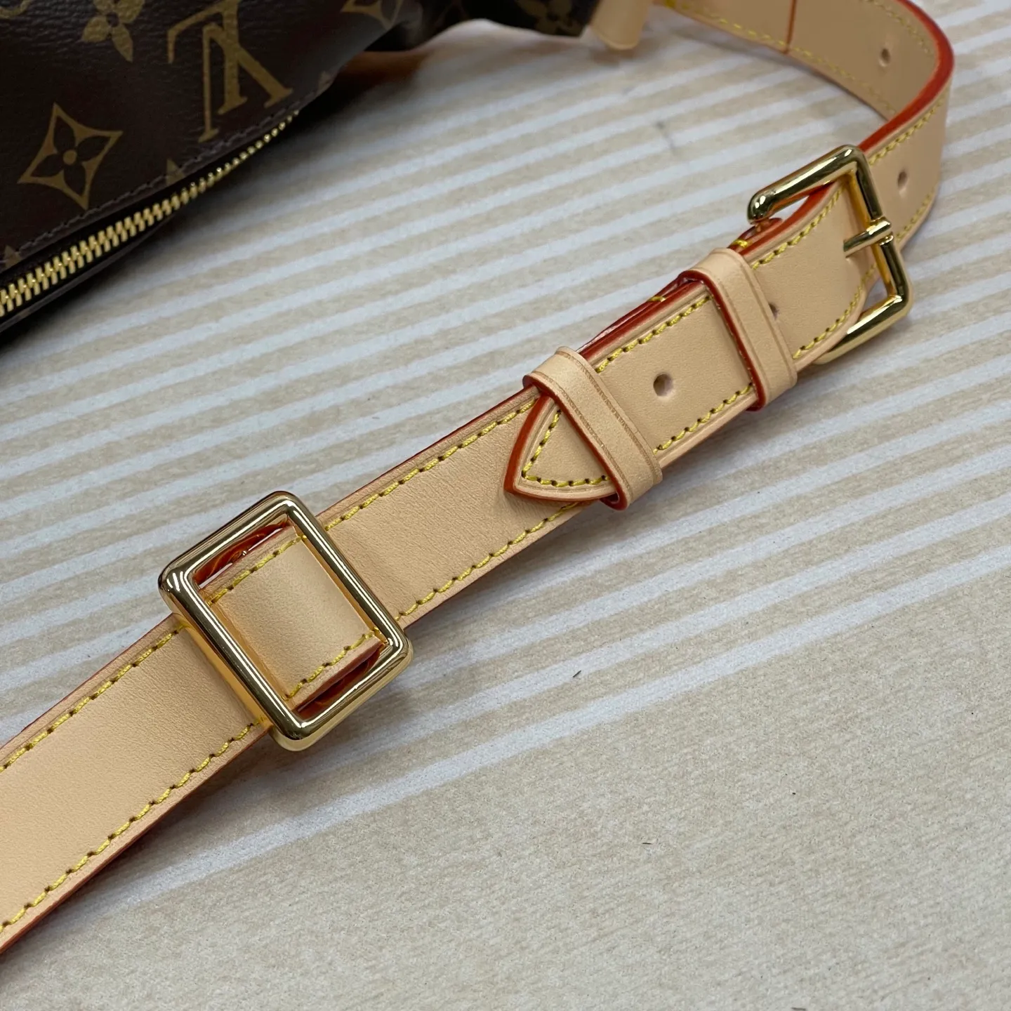[Upgraded version] P560¥ Upgraded version · High quality · Semi-steel hardware · Comes with 🎁 gift box packaging, model number: M43644BUMBAG. The waist bag is made of classic Monogram canvas and decorated with "Louis Vuitton Paris" leather patch. This waist bag can add a pure fashionable and casual temperament to the sports look. It can be used as a waist bag, or can be worn on one shoulder or across the body, making it more fashionable. size 37x 14x 13cm