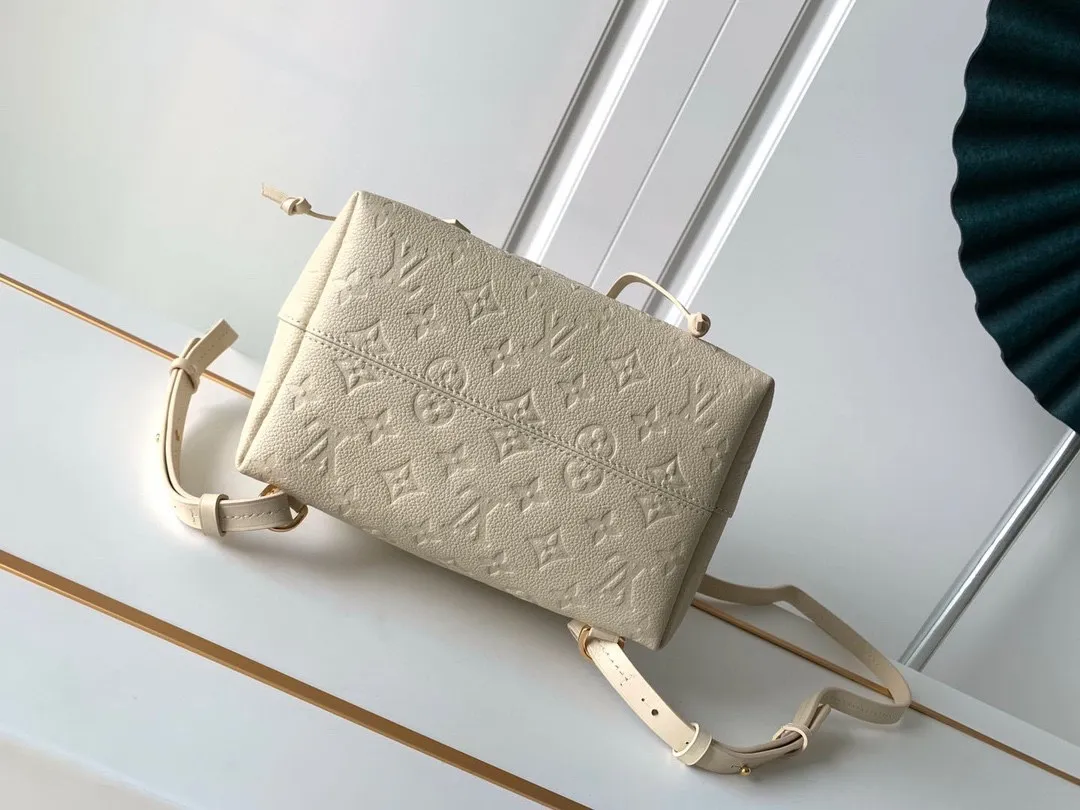 920 top original factory real shot M45205 M45397 The Montsouris backpack, which was launched in 1994, is covered in Monogram Empreinte embossed leather, embellished with retro metal buckles and LV charms. The zippered outer pocket allows for easy access, and the adjustable shoulder strap provides a comfortable shoulder carrying experience. Detailed Features 27.5 x 33.0 x 14.0 cm (Length x Height x Width) Embossed cowhide Cowhide leather trim Microfiber lining Metal hardware Leather carrying handle Adjustable leather shoulder strap Magnetic closure with drawstring Removable leather LV charm Zippered exterior pocket Open interior pocket Handles: Single handle