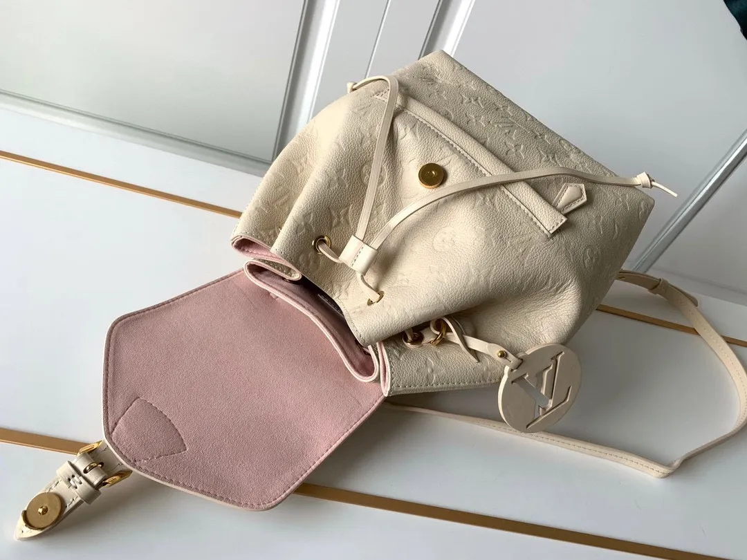 920 top original factory real shot M45205 M45397 The Montsouris backpack, which was launched in 1994, is covered in Monogram Empreinte embossed leather, embellished with retro metal buckles and LV charms. The zippered outer pocket allows for easy access, and the adjustable shoulder strap provides a comfortable shoulder carrying experience. Detailed Features 27.5 x 33.0 x 14.0 cm (Length x Height x Width) Embossed cowhide Cowhide leather trim Microfiber lining Metal hardware Leather carrying handle Adjustable leather shoulder strap Magnetic closure with drawstring Removable leather LV charm Zippered exterior pocket Open interior pocket Handles: Single handle