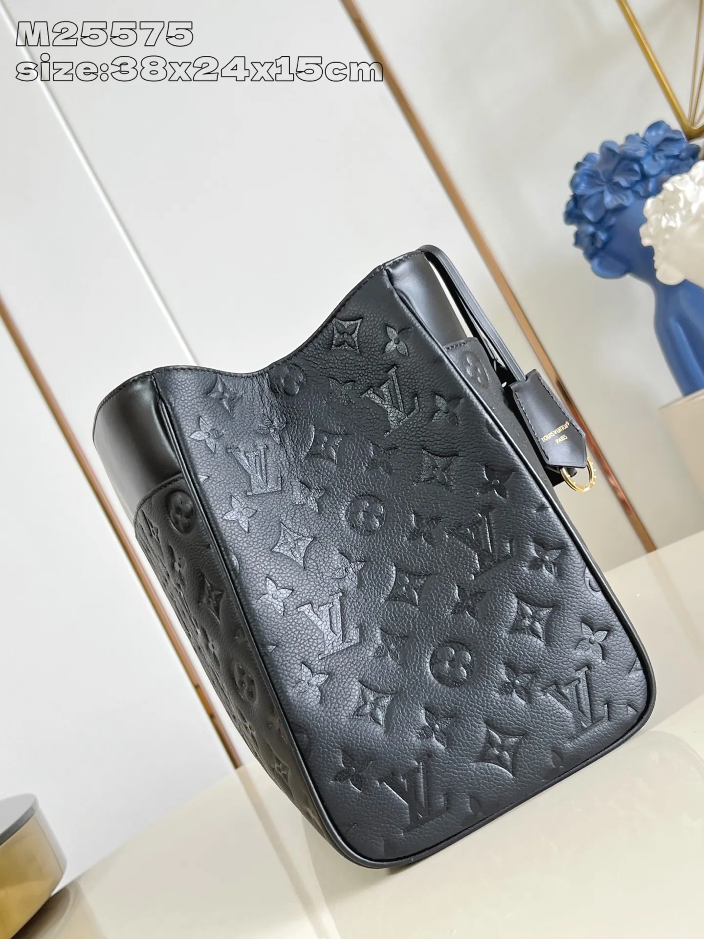 💰1180 (top layer leather) top original single M25575 black】Avenue MM is a modern alternative to the Grand Palais handbag. Suitable for busy city life, a design that transcends its time. Made of signature single-check leather. Naming choices and base fabric details highlight House’s outstanding craftsmanship. A spacious and practical piece that can accommodate A4-sized documents, a laptop, and various daily necessities. 38.5 x 24 x 15 cm (length x height x width)
