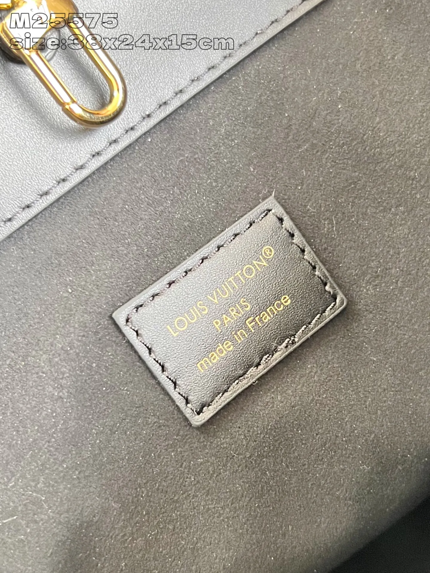 💰1180 (top layer leather) top original single M25575 black】Avenue MM is a modern alternative to the Grand Palais handbag. Suitable for busy city life, a design that transcends its time. Made of signature single-check leather. Naming choices and base fabric details highlight House’s outstanding craftsmanship. A spacious and practical piece that can accommodate A4-sized documents, a laptop, and various daily necessities. 38.5 x 24 x 15 cm (length x height x width)